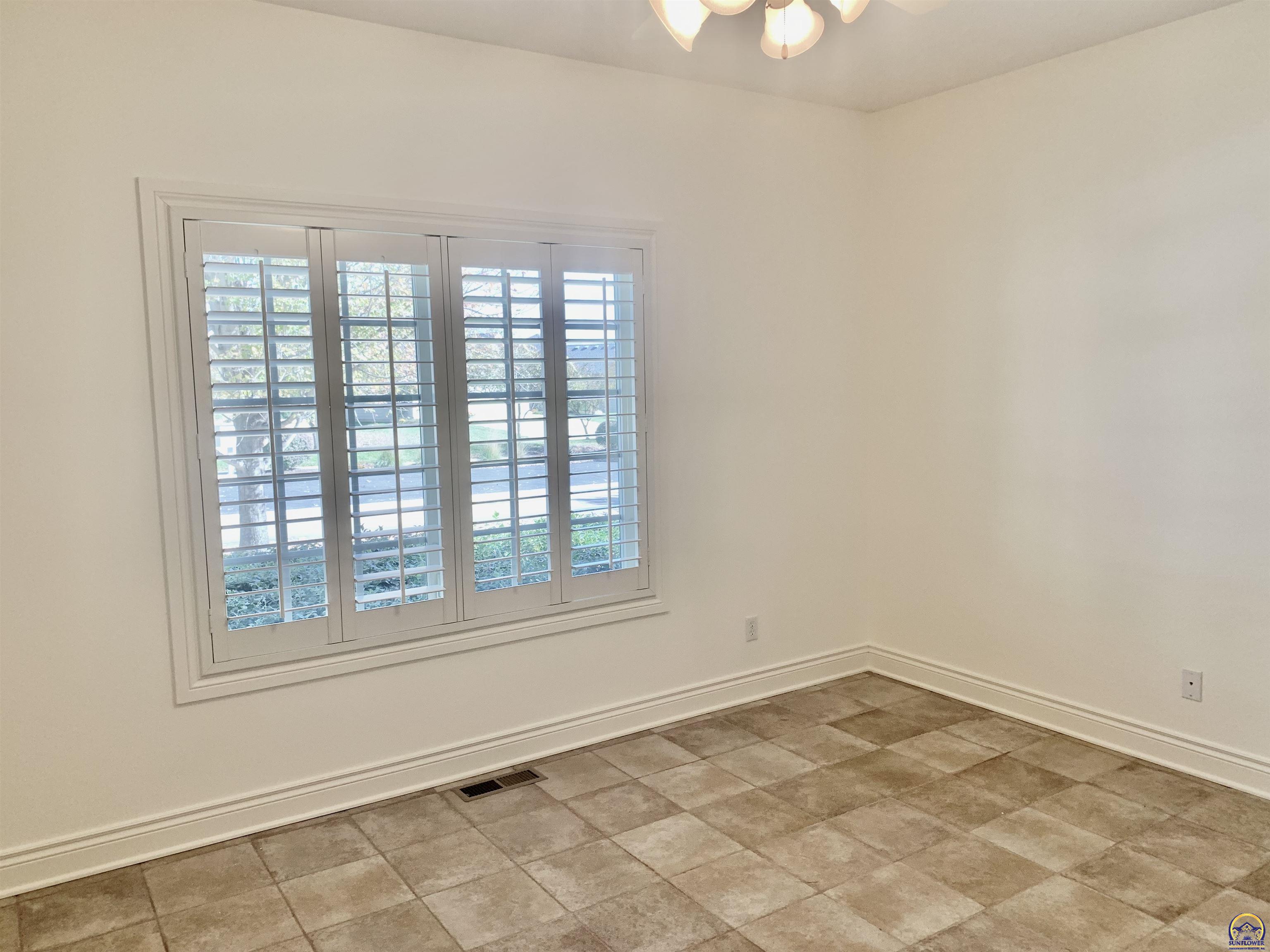 Topeka, Kansas 66614, United States, 3 Bedrooms Bedrooms, ,3 BathroomsBathrooms,Residential,Pending,70609