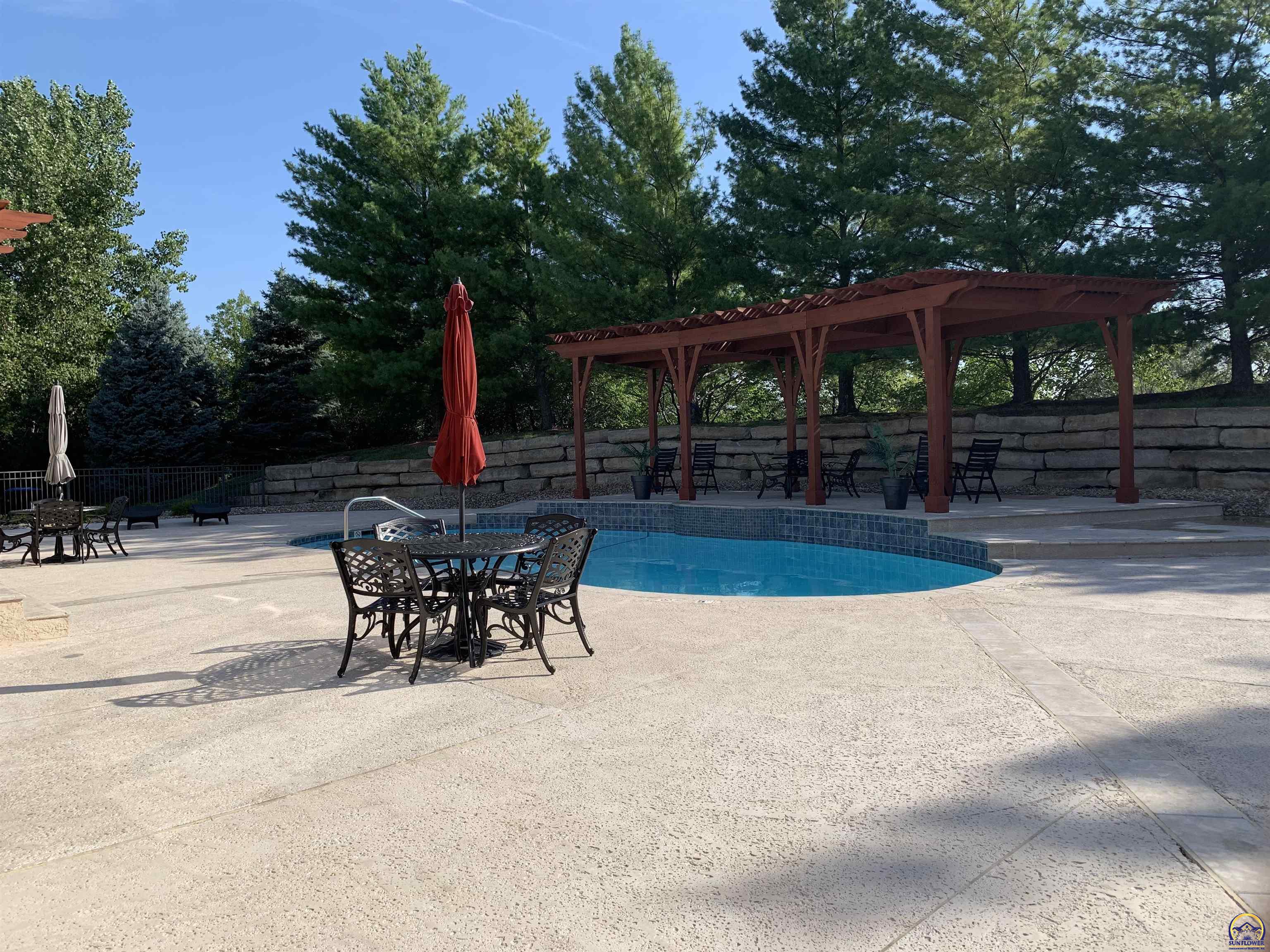 Topeka, Kansas 66614, United States, 3 Bedrooms Bedrooms, ,3 BathroomsBathrooms,Residential,Pending,70609