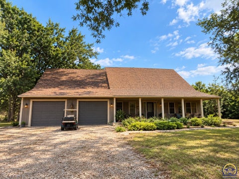 Photo of 6121 NW Green Hills Rd, Topeka, KS 66618 (MLS # 246612)