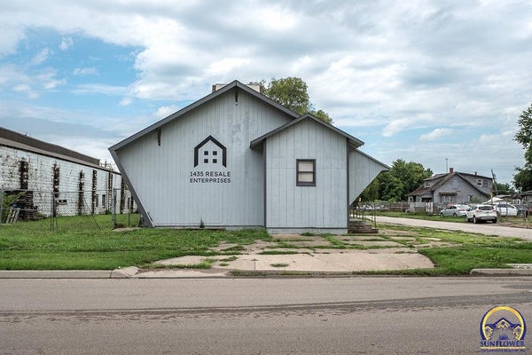 1435 SE MADISON ST, TOPEKA, KS 66607 - Image a2f8d9d673f9bbaab4f2d810a5e34fb1/2273814074