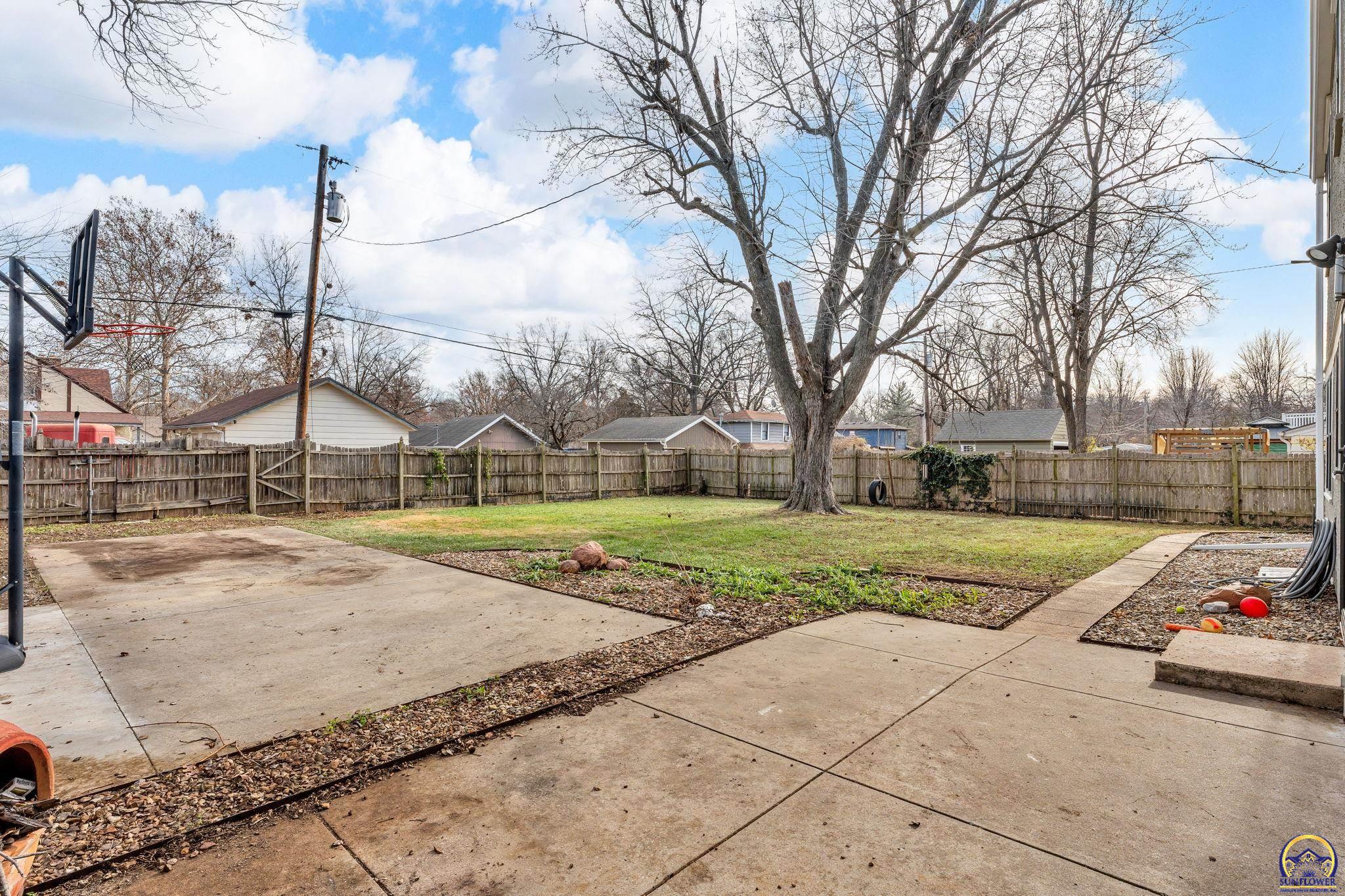 Topeka, Kansas 66604, United States, 3 Bedrooms Bedrooms, ,2 BathroomsBathrooms,Residential,Pending,254001