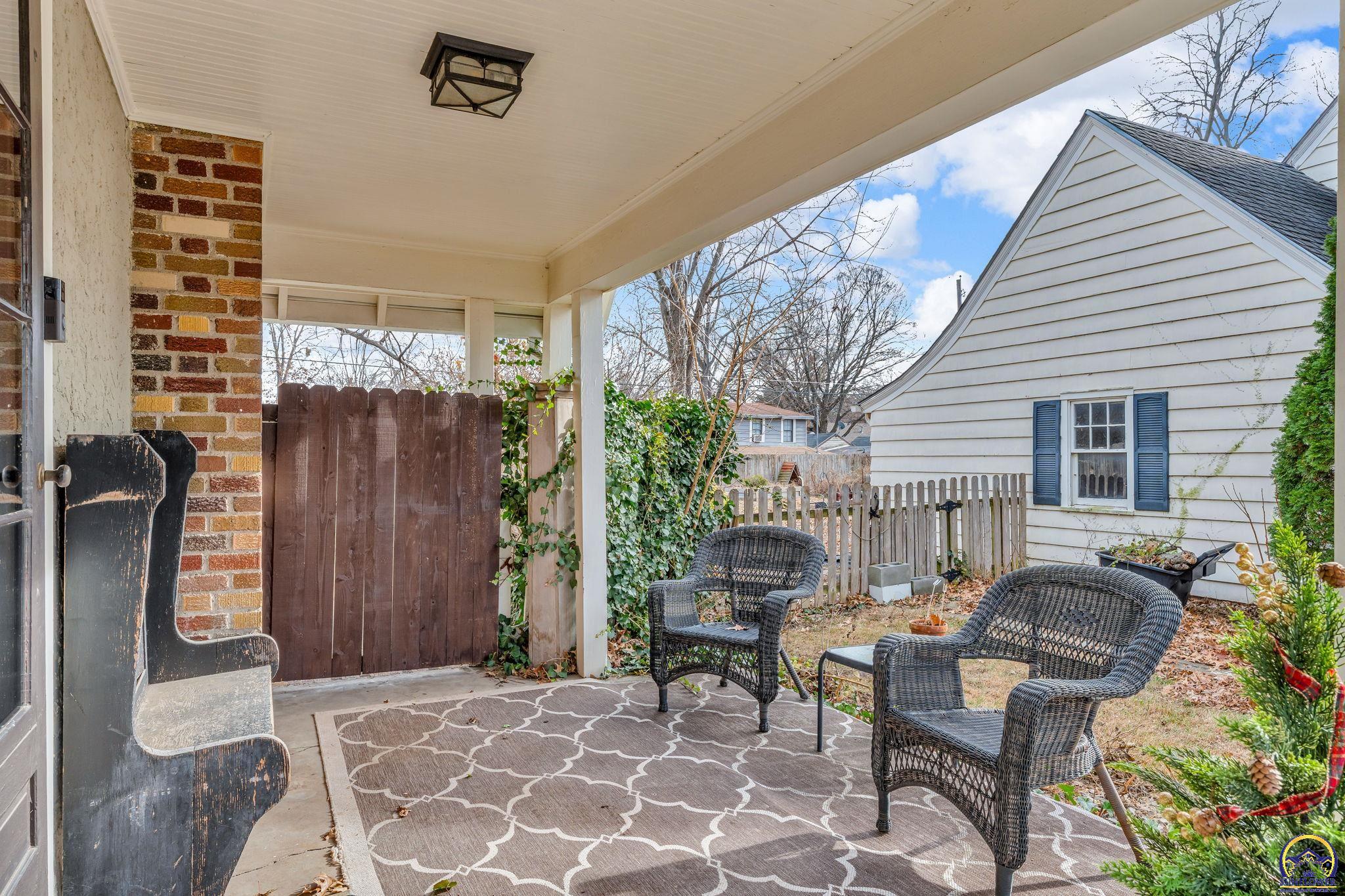 Topeka, Kansas 66604, United States, 3 Bedrooms Bedrooms, ,2 BathroomsBathrooms,Residential,Pending,254001