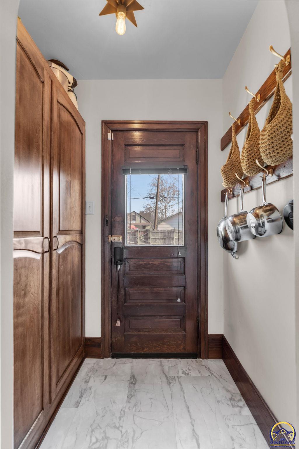 Topeka, Kansas 66604, United States, 3 Bedrooms Bedrooms, ,2 BathroomsBathrooms,Residential,Pending,254001