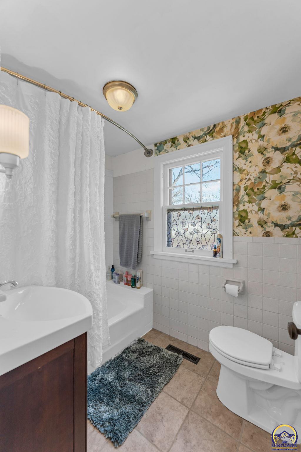 Topeka, Kansas 66604, United States, 3 Bedrooms Bedrooms, ,2 BathroomsBathrooms,Residential,Pending,254001