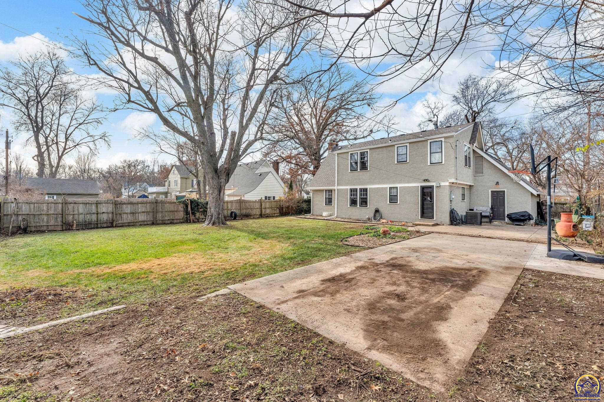 Topeka, Kansas 66604, United States, 3 Bedrooms Bedrooms, ,2 BathroomsBathrooms,Residential,Pending,254001