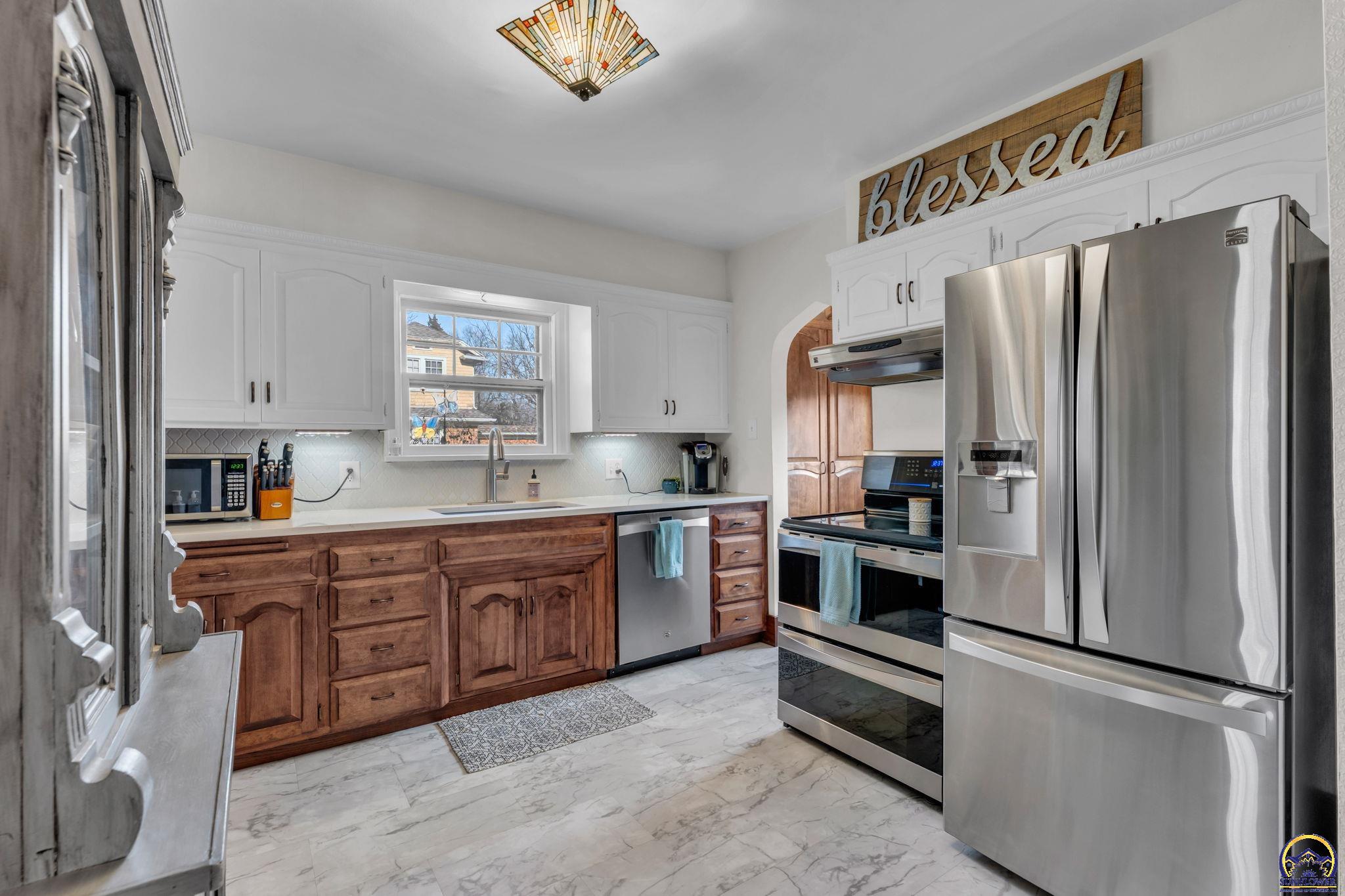 Topeka, Kansas 66604, United States, 3 Bedrooms Bedrooms, ,2 BathroomsBathrooms,Residential,Pending,254001