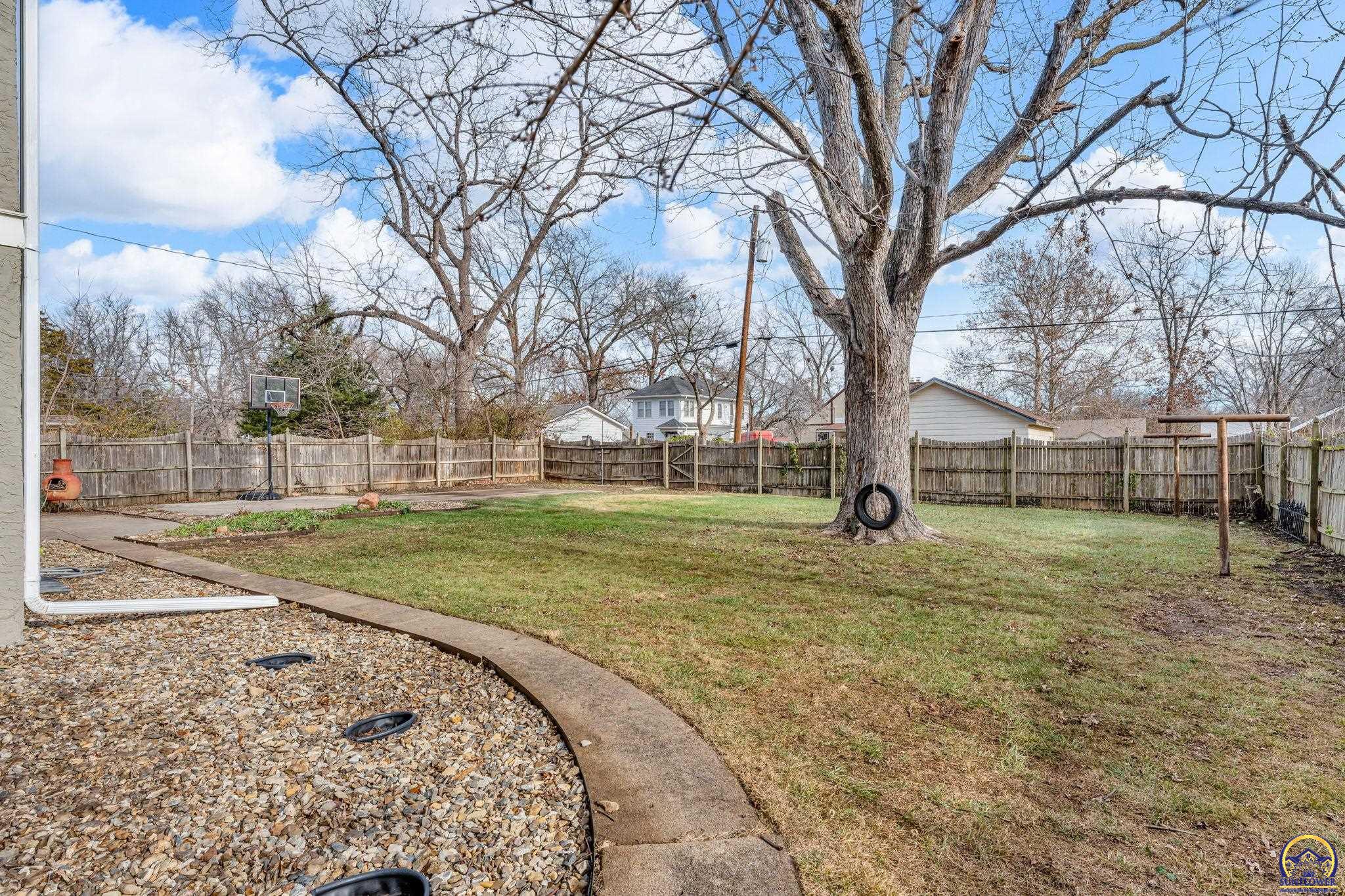 Topeka, Kansas 66604, United States, 3 Bedrooms Bedrooms, ,2 BathroomsBathrooms,Residential,Pending,254001