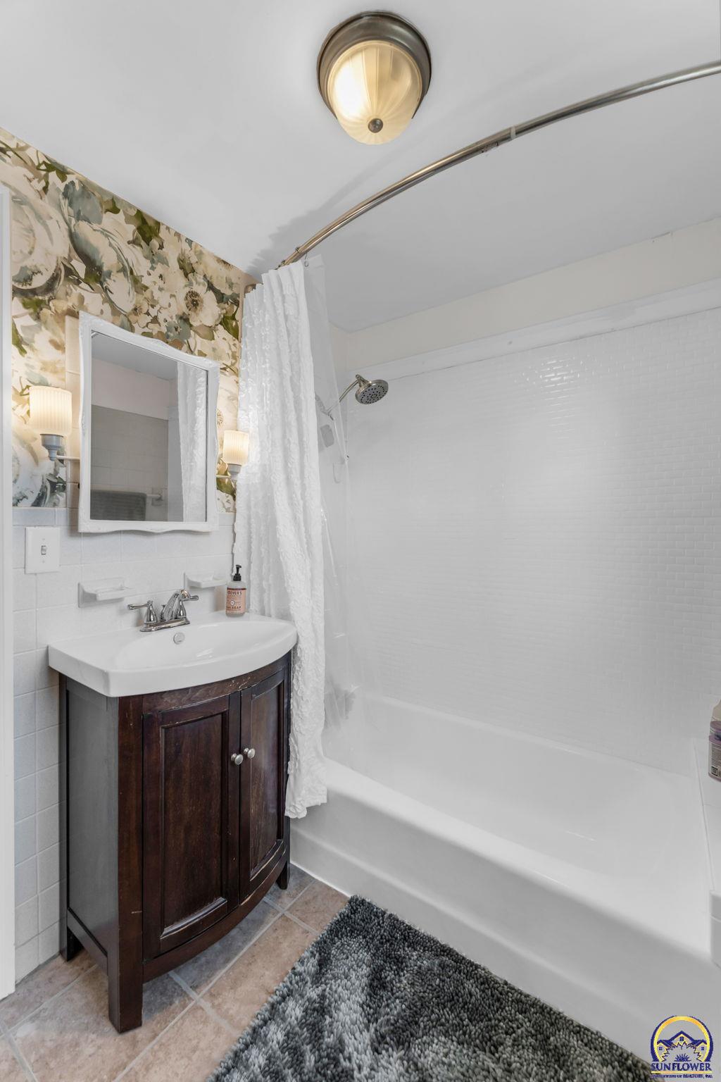 Topeka, Kansas 66604, United States, 3 Bedrooms Bedrooms, ,2 BathroomsBathrooms,Residential,Pending,254001