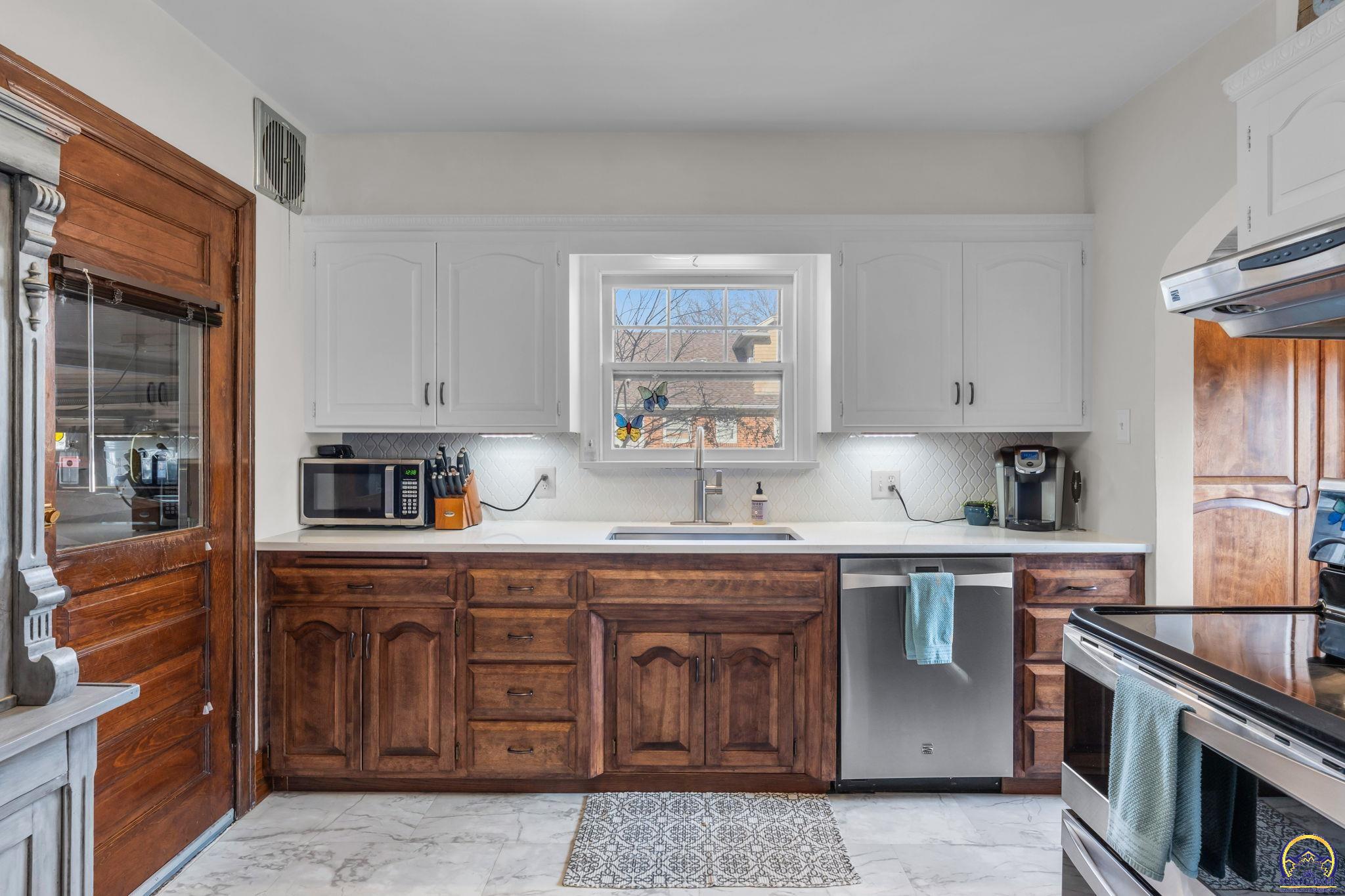 Topeka, Kansas 66604, United States, 3 Bedrooms Bedrooms, ,2 BathroomsBathrooms,Residential,Pending,254001