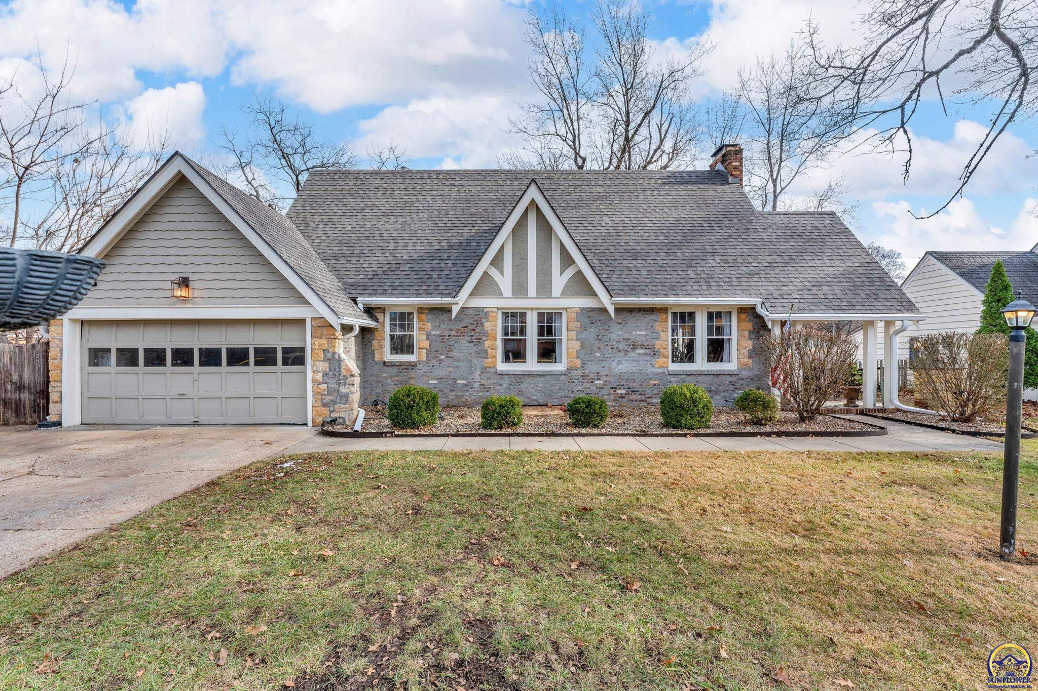 Topeka, Kansas 66604, United States, 3 Bedrooms Bedrooms, ,2 BathroomsBathrooms,Residential,Pending,254001