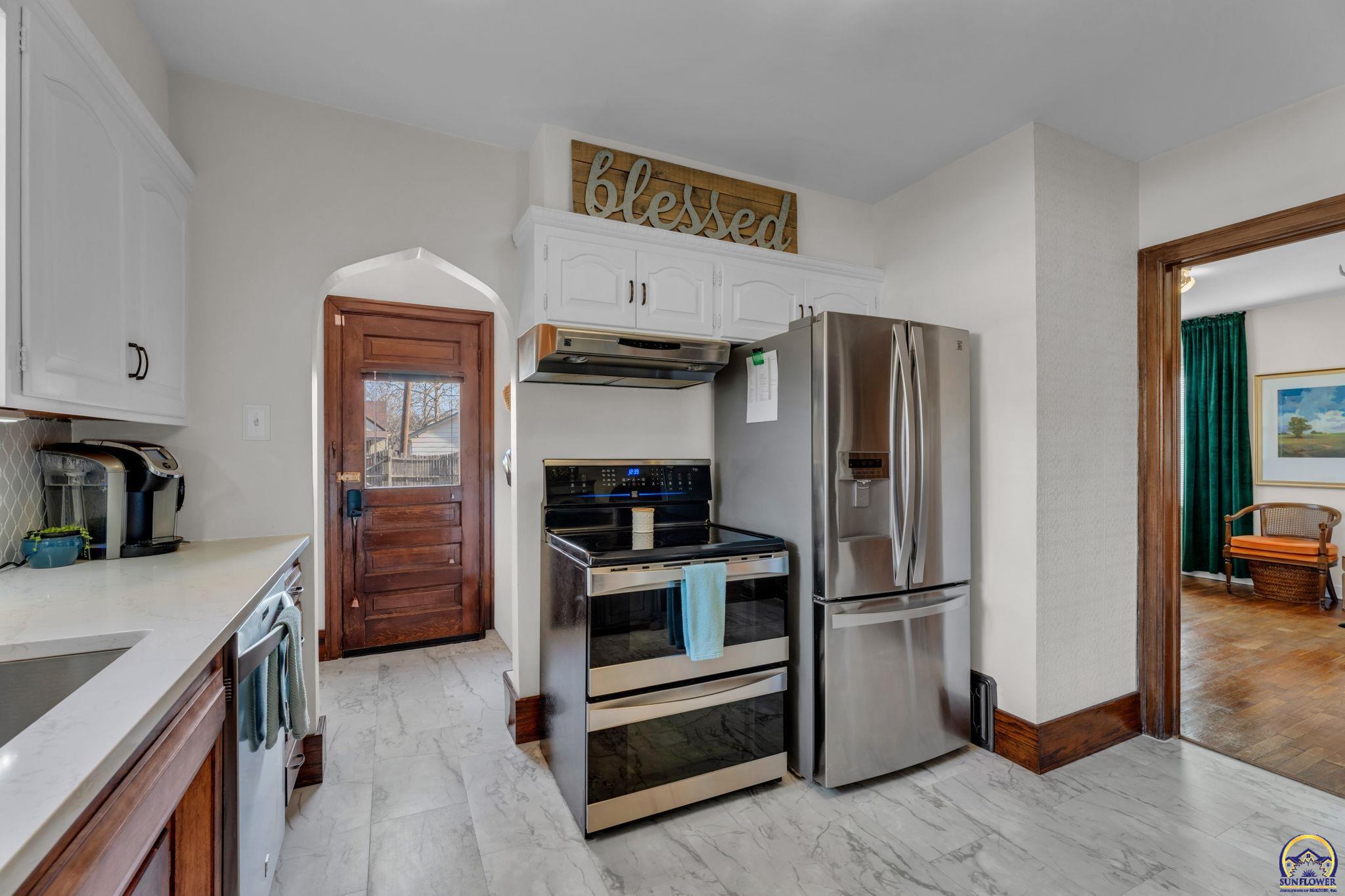 Topeka, Kansas 66604, United States, 3 Bedrooms Bedrooms, ,2 BathroomsBathrooms,Residential,Pending,254001