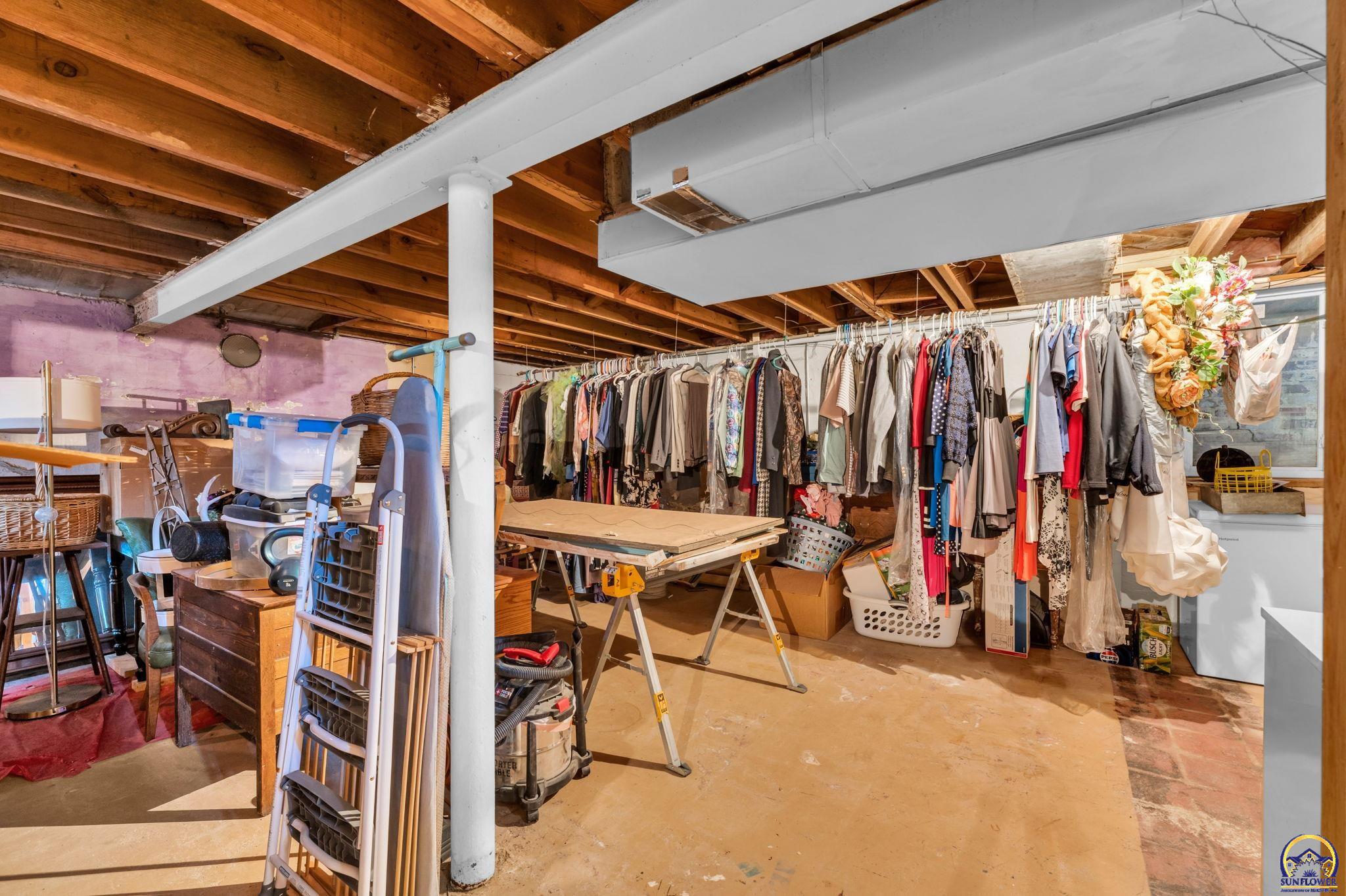 Topeka, Kansas 66604, United States, 3 Bedrooms Bedrooms, ,2 BathroomsBathrooms,Residential,Pending,254001