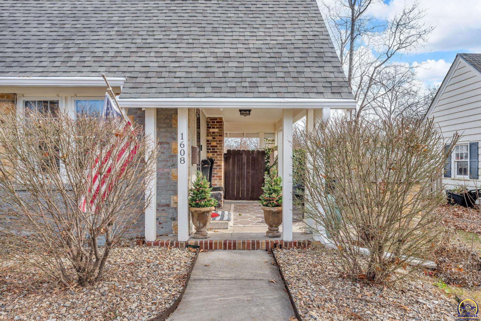 Topeka, Kansas 66604, United States, 3 Bedrooms Bedrooms, ,2 BathroomsBathrooms,Residential,Pending,254001