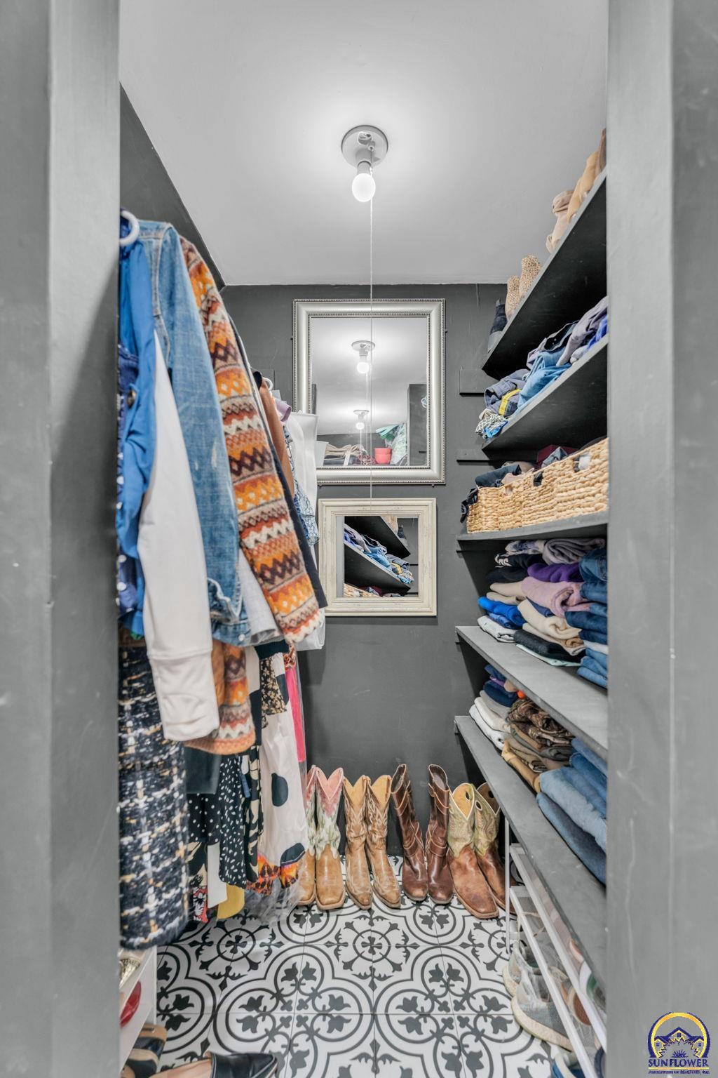 Topeka, Kansas 66604, United States, 3 Bedrooms Bedrooms, ,2 BathroomsBathrooms,Residential,Pending,254001