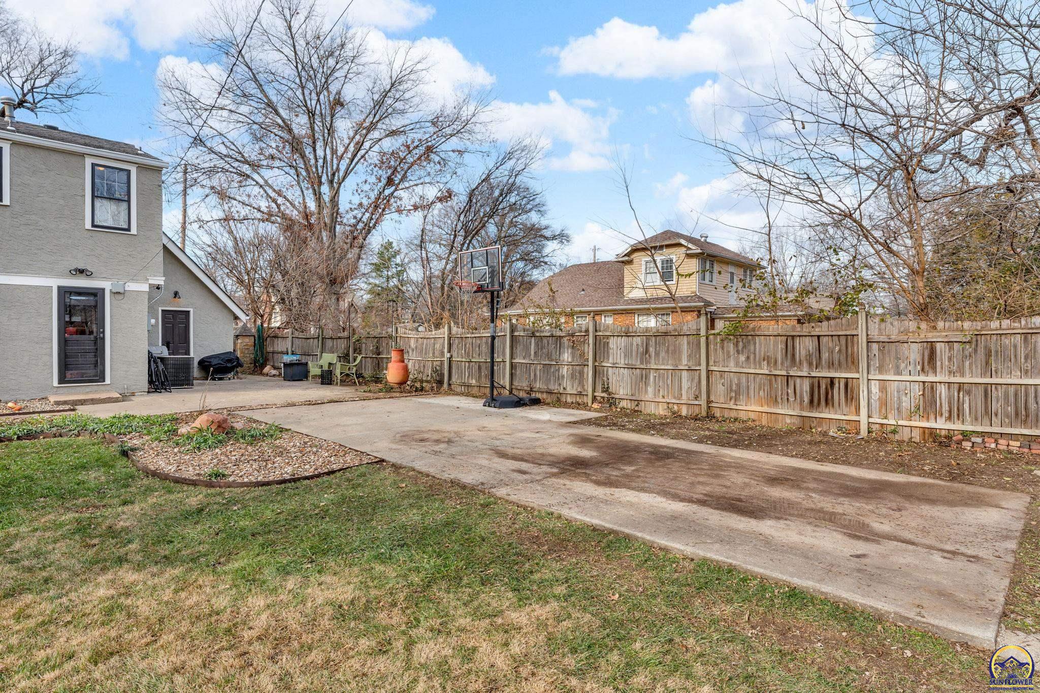 Topeka, Kansas 66604, United States, 3 Bedrooms Bedrooms, ,2 BathroomsBathrooms,Residential,Pending,254001