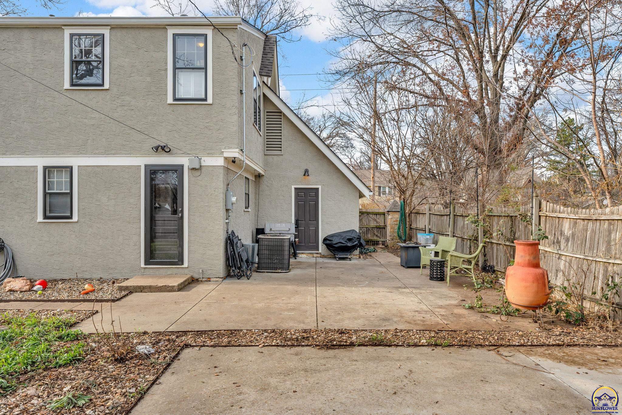 Topeka, Kansas 66604, United States, 3 Bedrooms Bedrooms, ,2 BathroomsBathrooms,Residential,Pending,254001