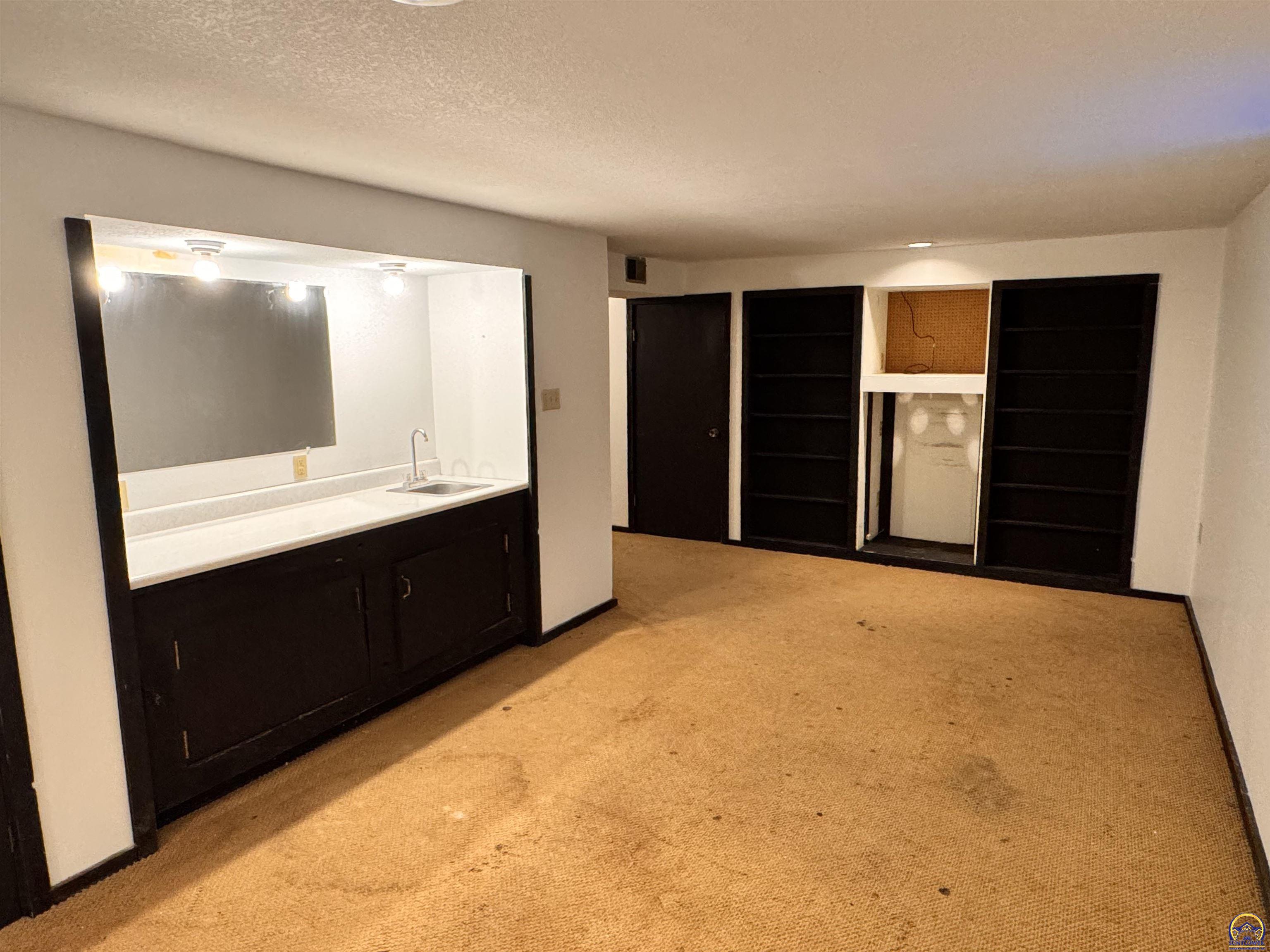 Topeka, Kansas 66611, United States, 5 Bedrooms Bedrooms, ,4 BathroomsBathrooms,Residential,Active,252420