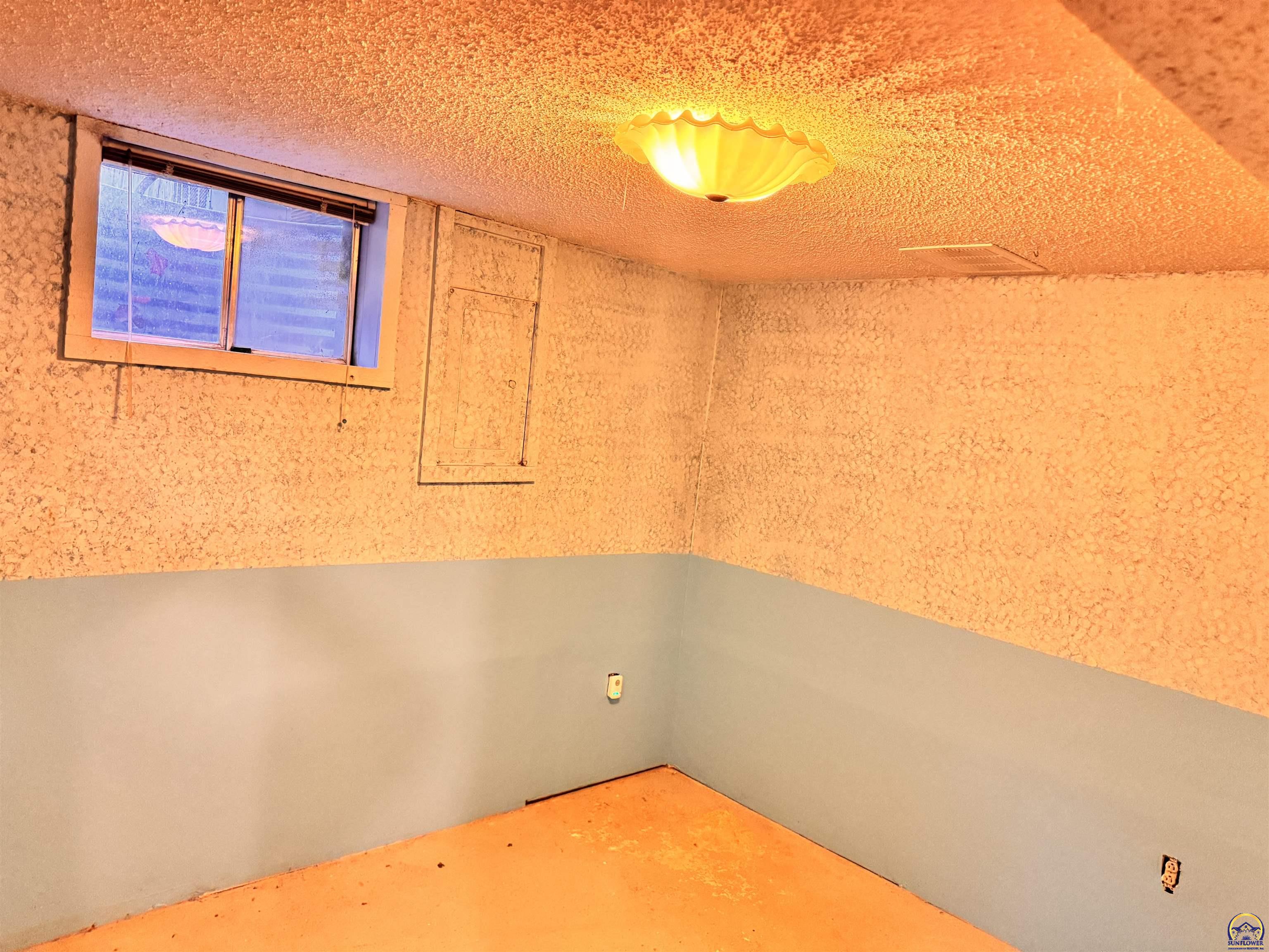 Topeka, Kansas 66611, United States, 5 Bedrooms Bedrooms, ,4 BathroomsBathrooms,Residential,Active,252420