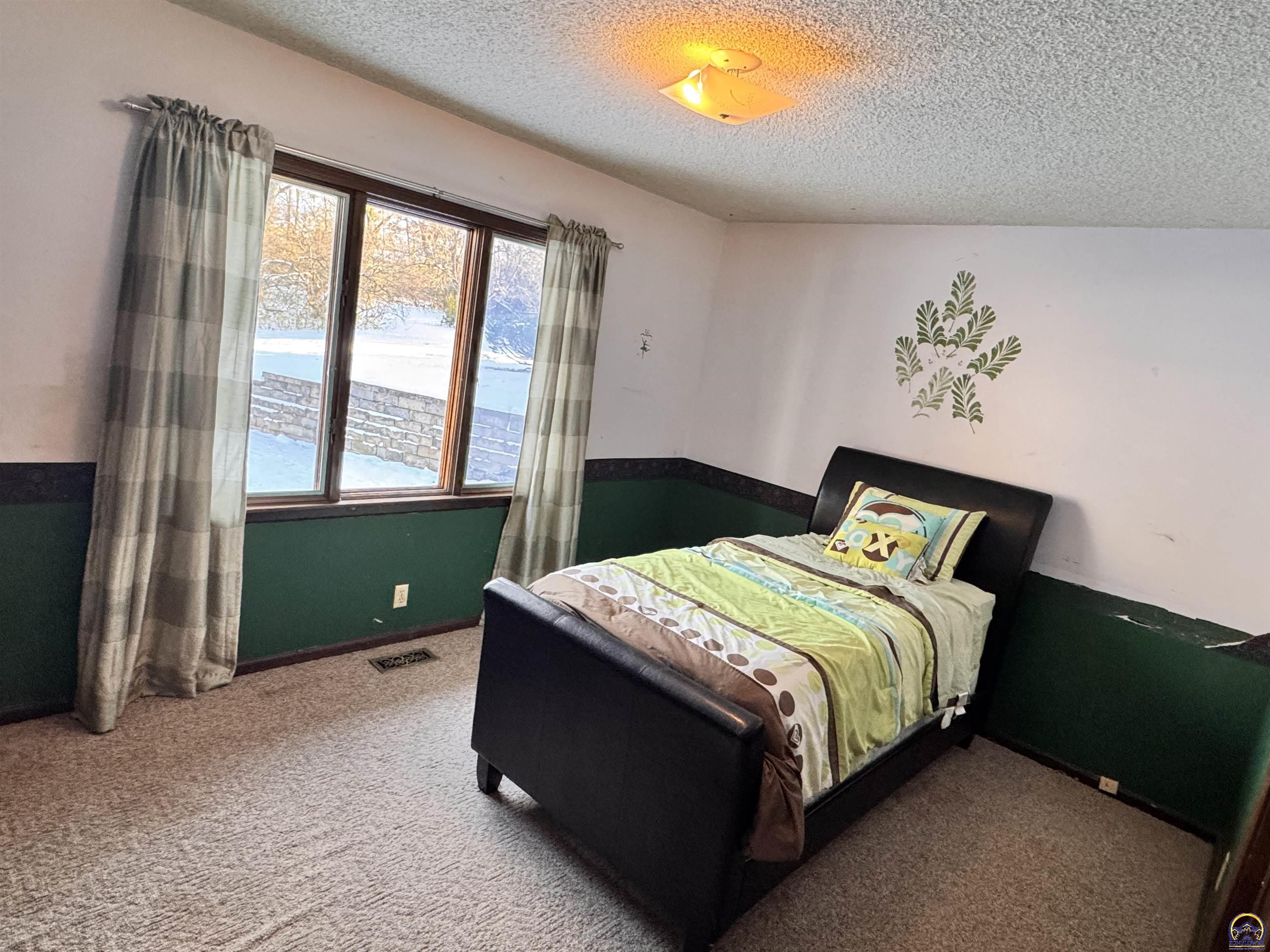 Topeka, Kansas 66611, United States, 5 Bedrooms Bedrooms, ,4 BathroomsBathrooms,Residential,Active,252420