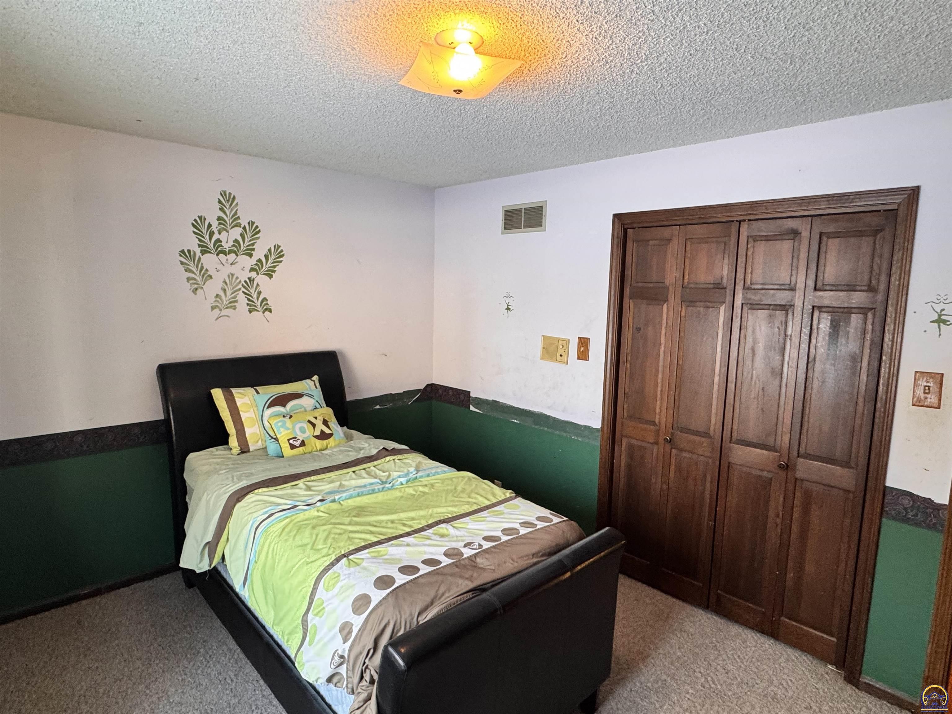 Topeka, Kansas 66611, United States, 5 Bedrooms Bedrooms, ,4 BathroomsBathrooms,Residential,Active,252420