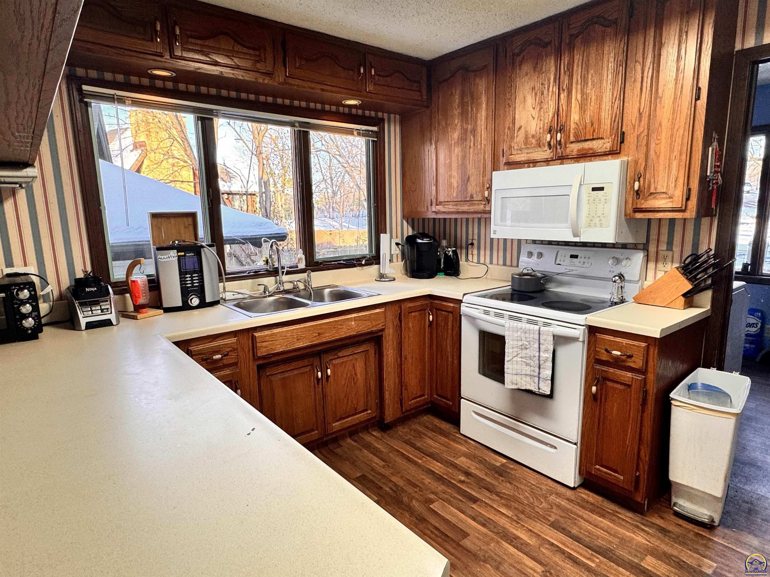 Topeka, Kansas 66611, United States, 5 Bedrooms Bedrooms, ,4 BathroomsBathrooms,Residential,Active,252420