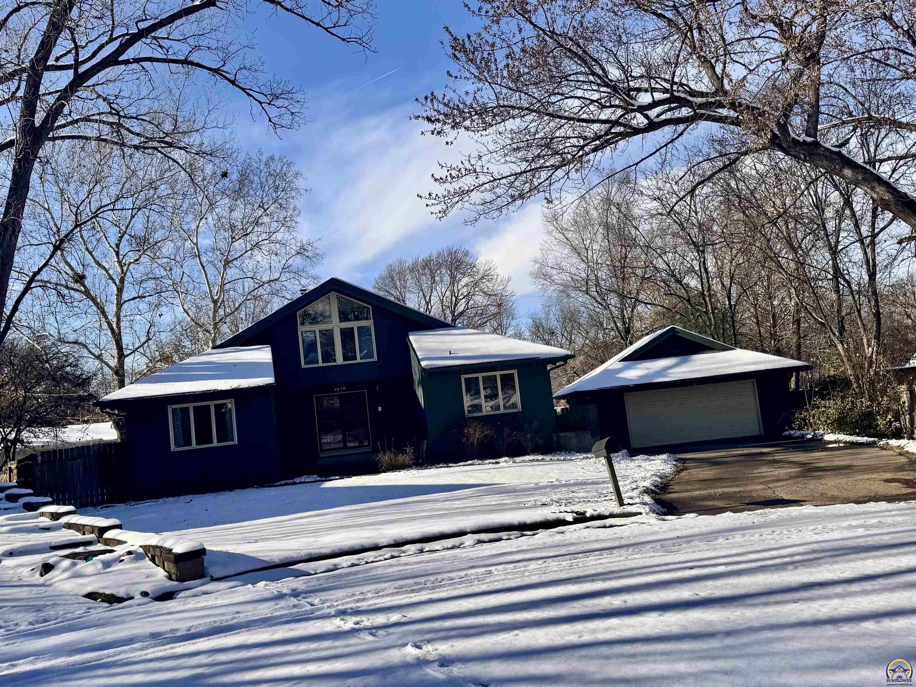 Topeka, Kansas 66611, United States, 5 Bedrooms Bedrooms, ,4 BathroomsBathrooms,Residential,Active,252420