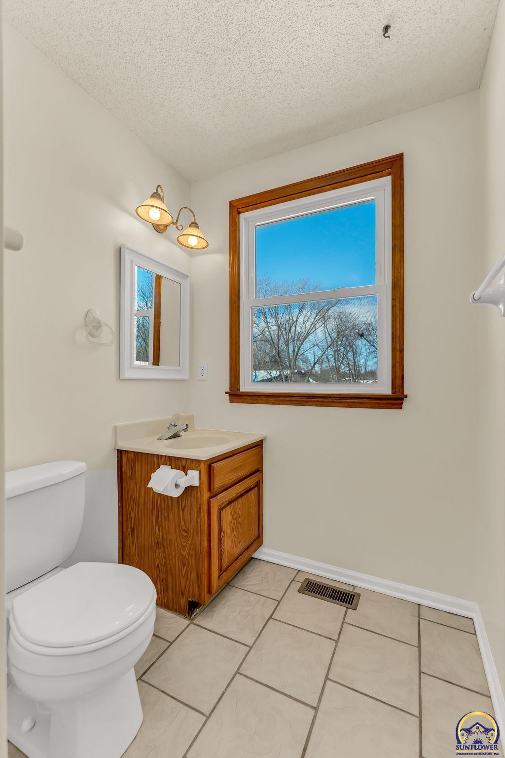 Topeka, Kansas 66610, United States, 3 Bedrooms Bedrooms, ,3 BathroomsBathrooms,Residential,Active,84879