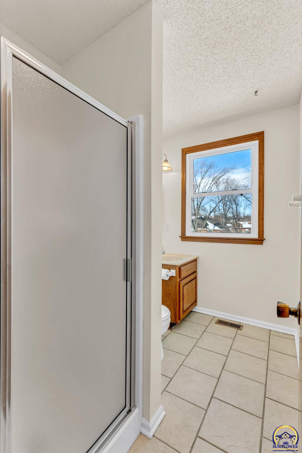 Topeka, Kansas 66610, United States, 3 Bedrooms Bedrooms, ,3 BathroomsBathrooms,Residential,Active,84879