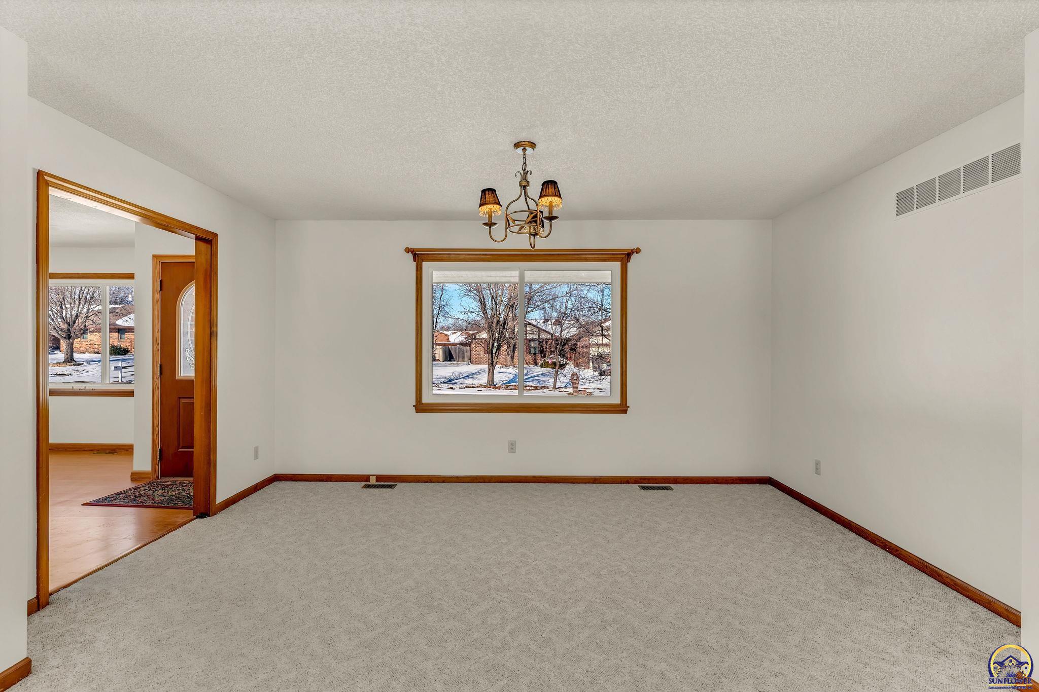 Topeka, Kansas 66610, United States, 3 Bedrooms Bedrooms, ,3 BathroomsBathrooms,Residential,Active,84879
