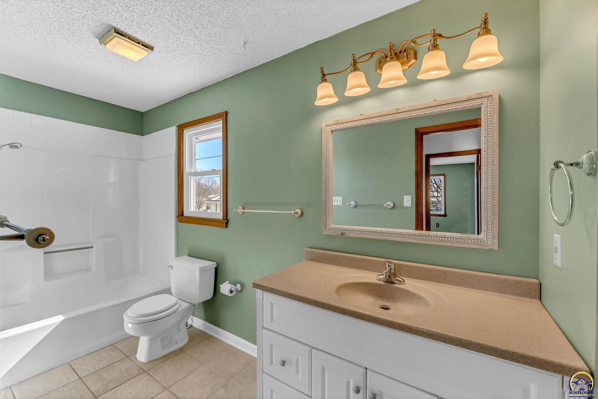 Topeka, Kansas 66610, United States, 3 Bedrooms Bedrooms, ,3 BathroomsBathrooms,Residential,Active,84879