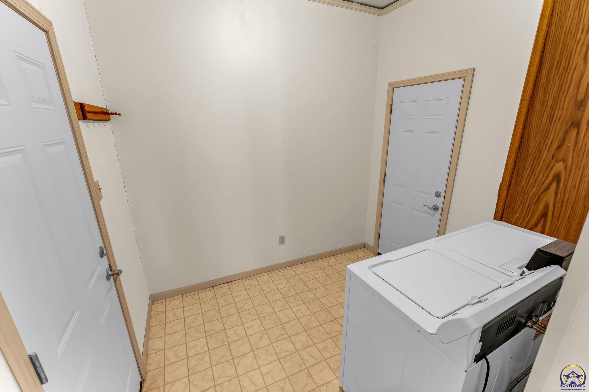 Topeka, Kansas 66610, United States, 3 Bedrooms Bedrooms, ,3 BathroomsBathrooms,Residential,Active,84879