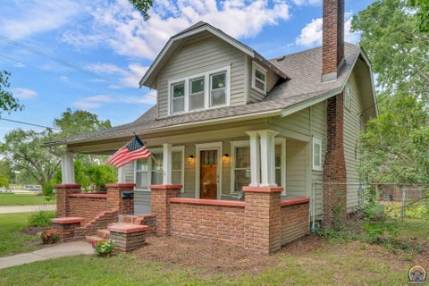 Photo of 3324 SW Front St, Topeka, KS 66606 (MLS # 244917)