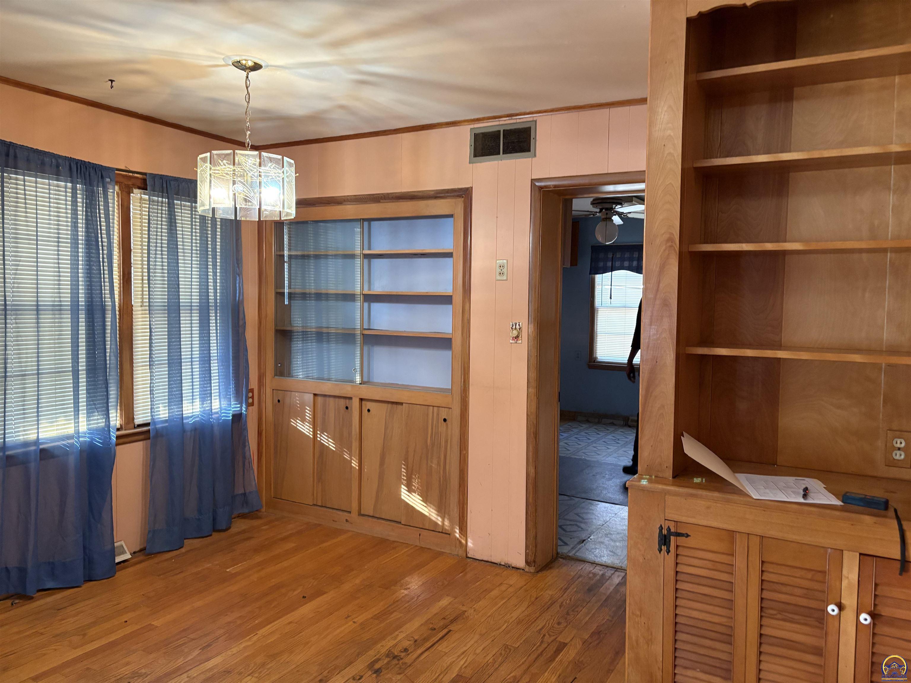 Topeka, Kansas 66604, United States, 2 Bedrooms Bedrooms, ,2 BathroomsBathrooms,Residential,Pending,9791