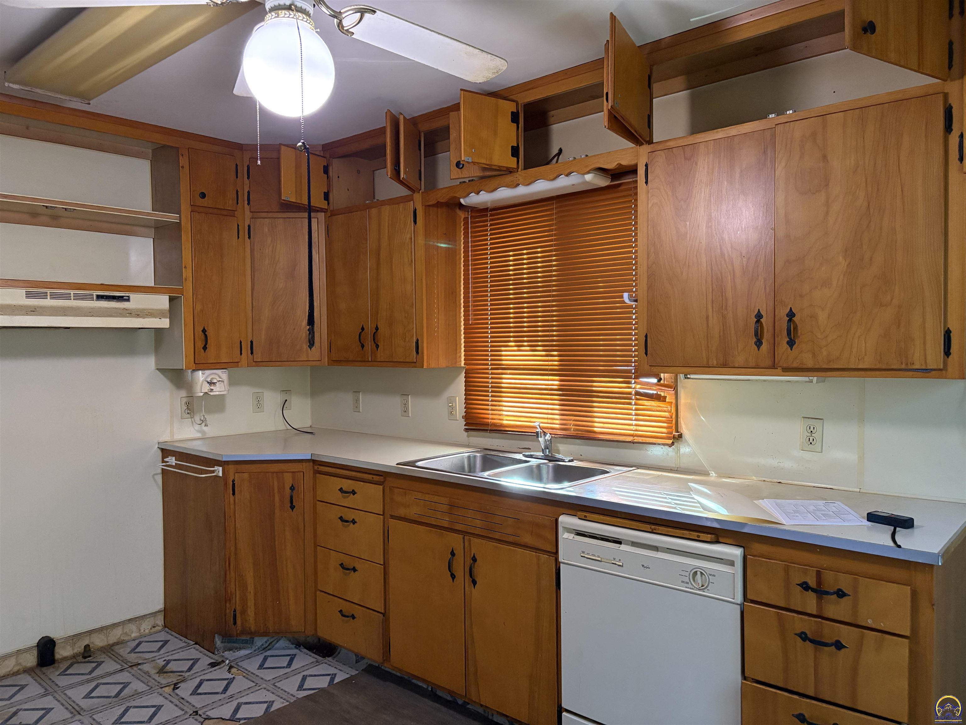 Topeka, Kansas 66604, United States, 2 Bedrooms Bedrooms, ,2 BathroomsBathrooms,Residential,Pending,9791