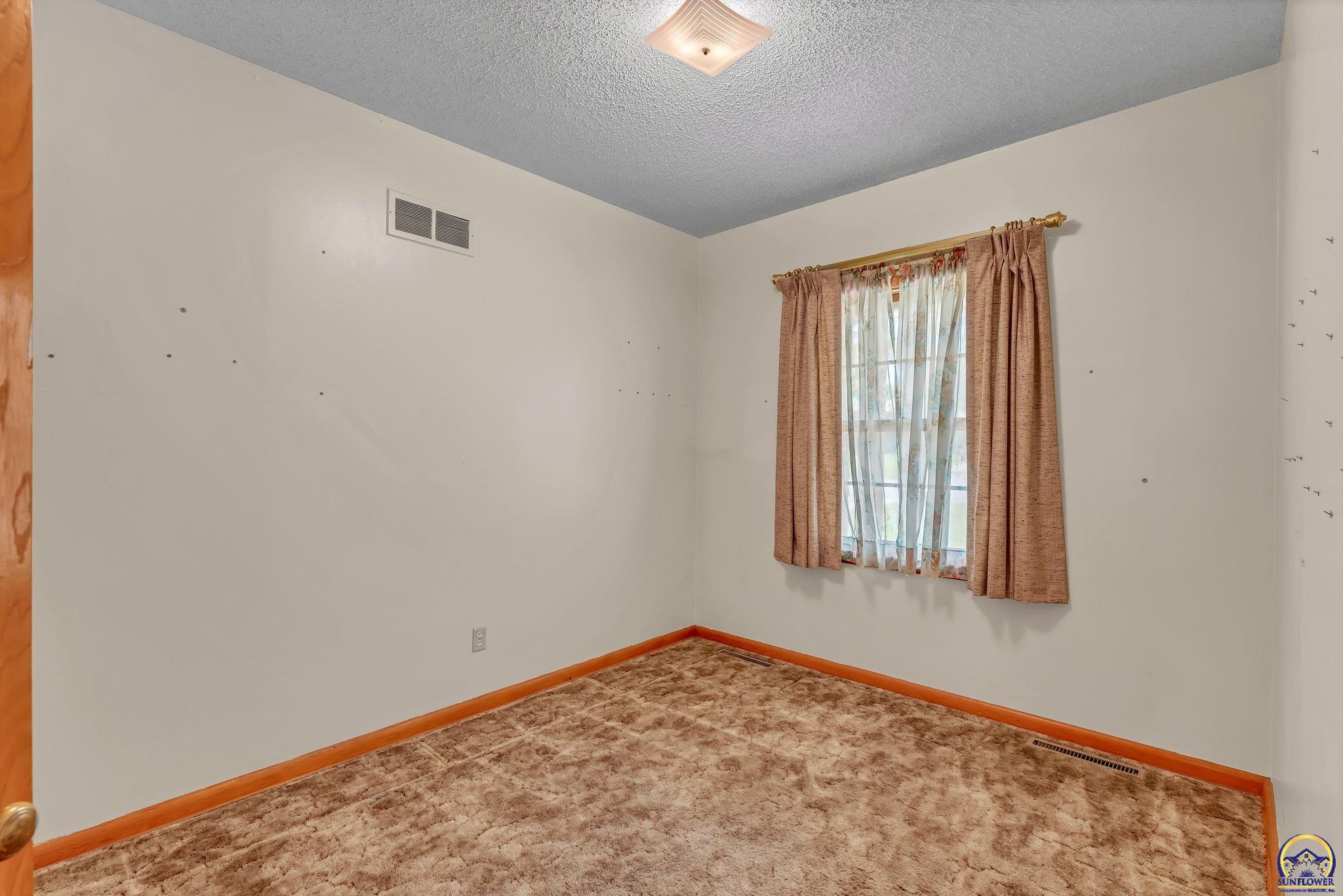 Topeka, Kansas 66614, United States, 3 Bedrooms Bedrooms, ,1 BathroomBathrooms,Residential,Pending,128556