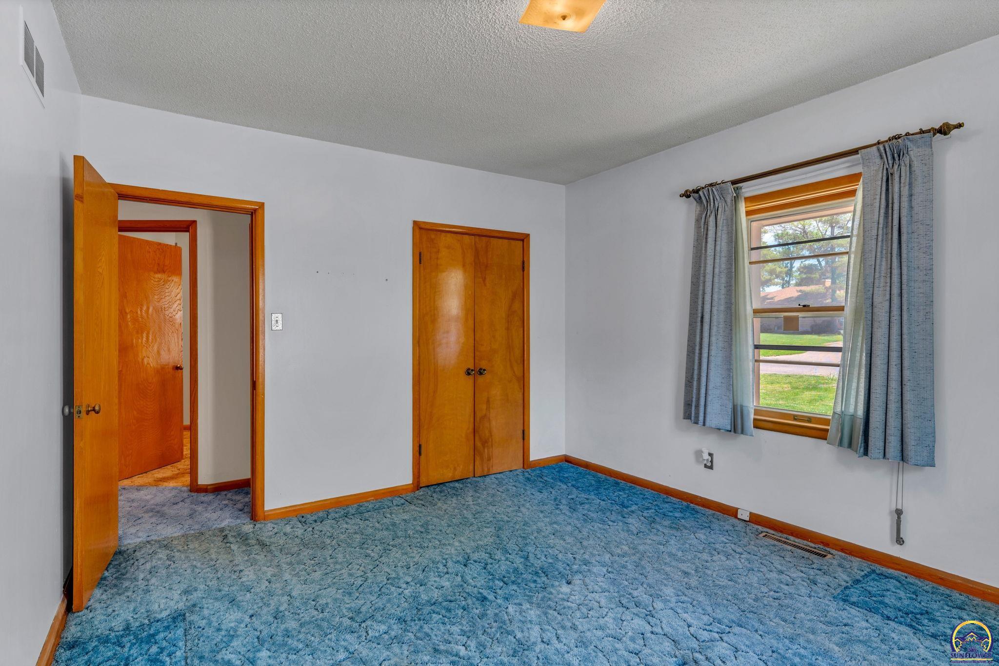 Topeka, Kansas 66614, United States, 3 Bedrooms Bedrooms, ,1 BathroomBathrooms,Residential,Pending,128556