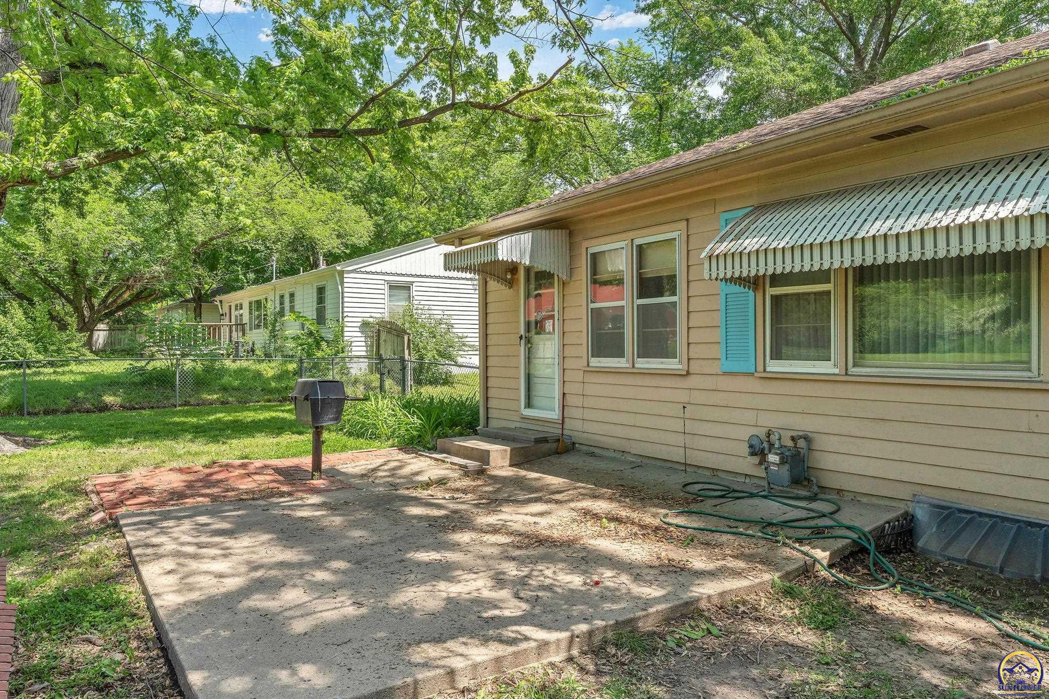 Topeka, Kansas 66614, United States, 3 Bedrooms Bedrooms, ,1 BathroomBathrooms,Residential,Pending,128556