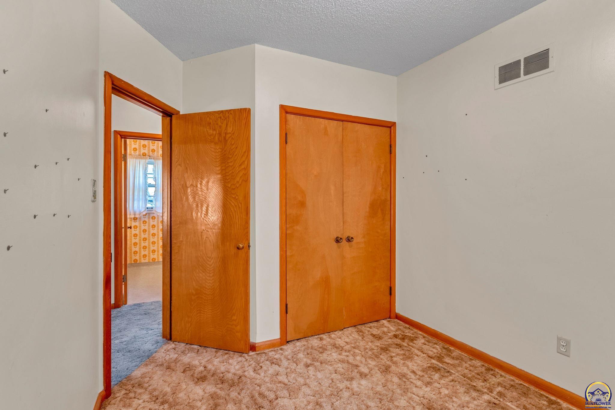 Topeka, Kansas 66614, United States, 3 Bedrooms Bedrooms, ,1 BathroomBathrooms,Residential,Pending,128556