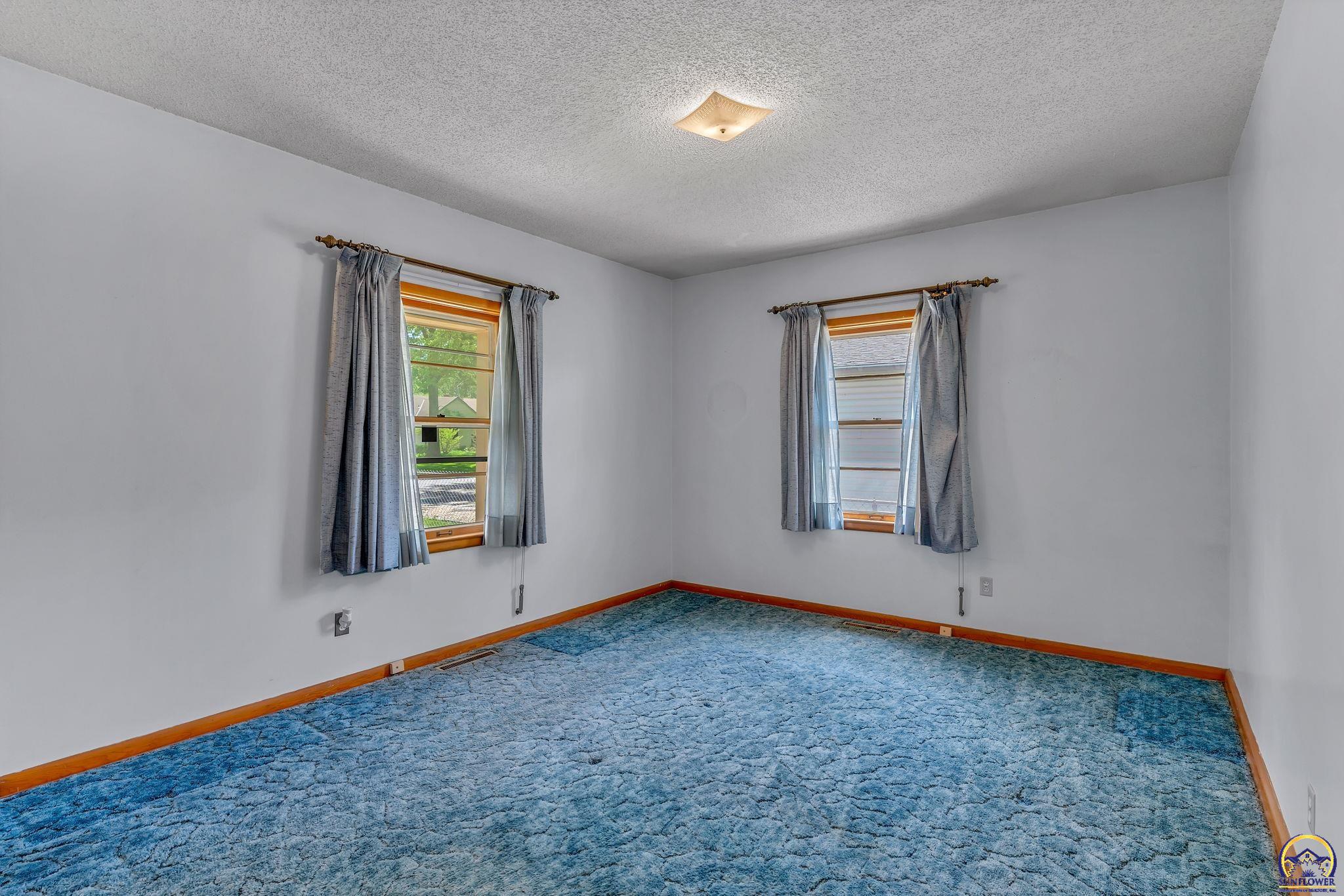 Topeka, Kansas 66614, United States, 3 Bedrooms Bedrooms, ,1 BathroomBathrooms,Residential,Pending,128556