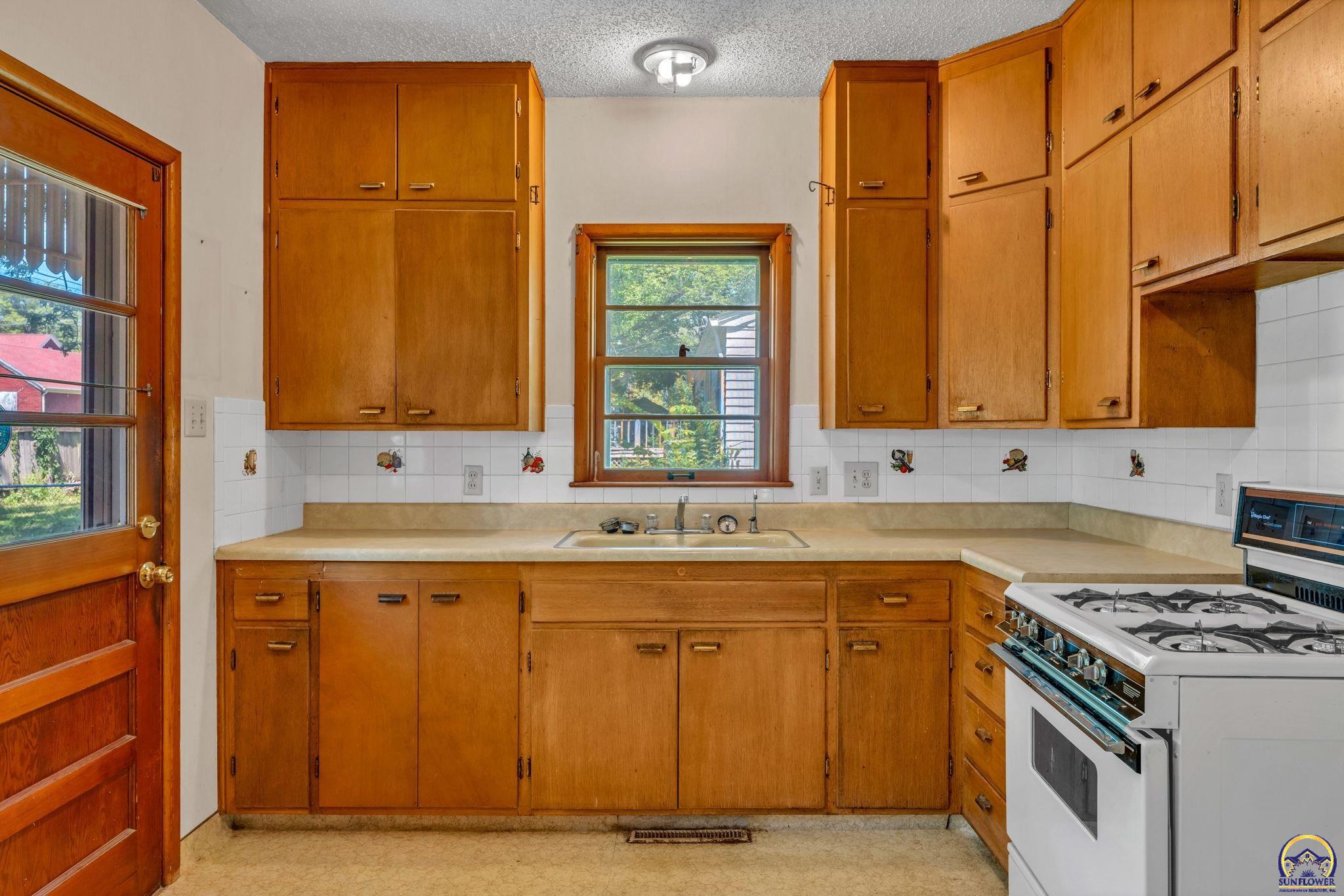 Topeka, Kansas 66614, United States, 3 Bedrooms Bedrooms, ,1 BathroomBathrooms,Residential,Pending,128556