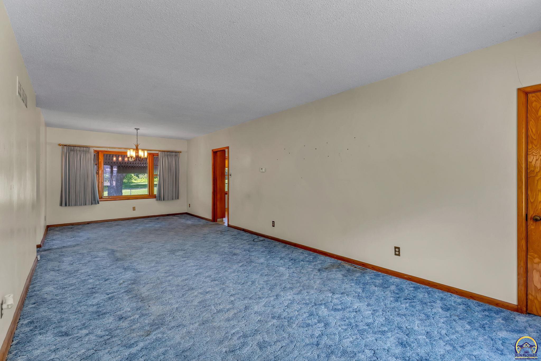 Topeka, Kansas 66614, United States, 3 Bedrooms Bedrooms, ,1 BathroomBathrooms,Residential,Pending,128556