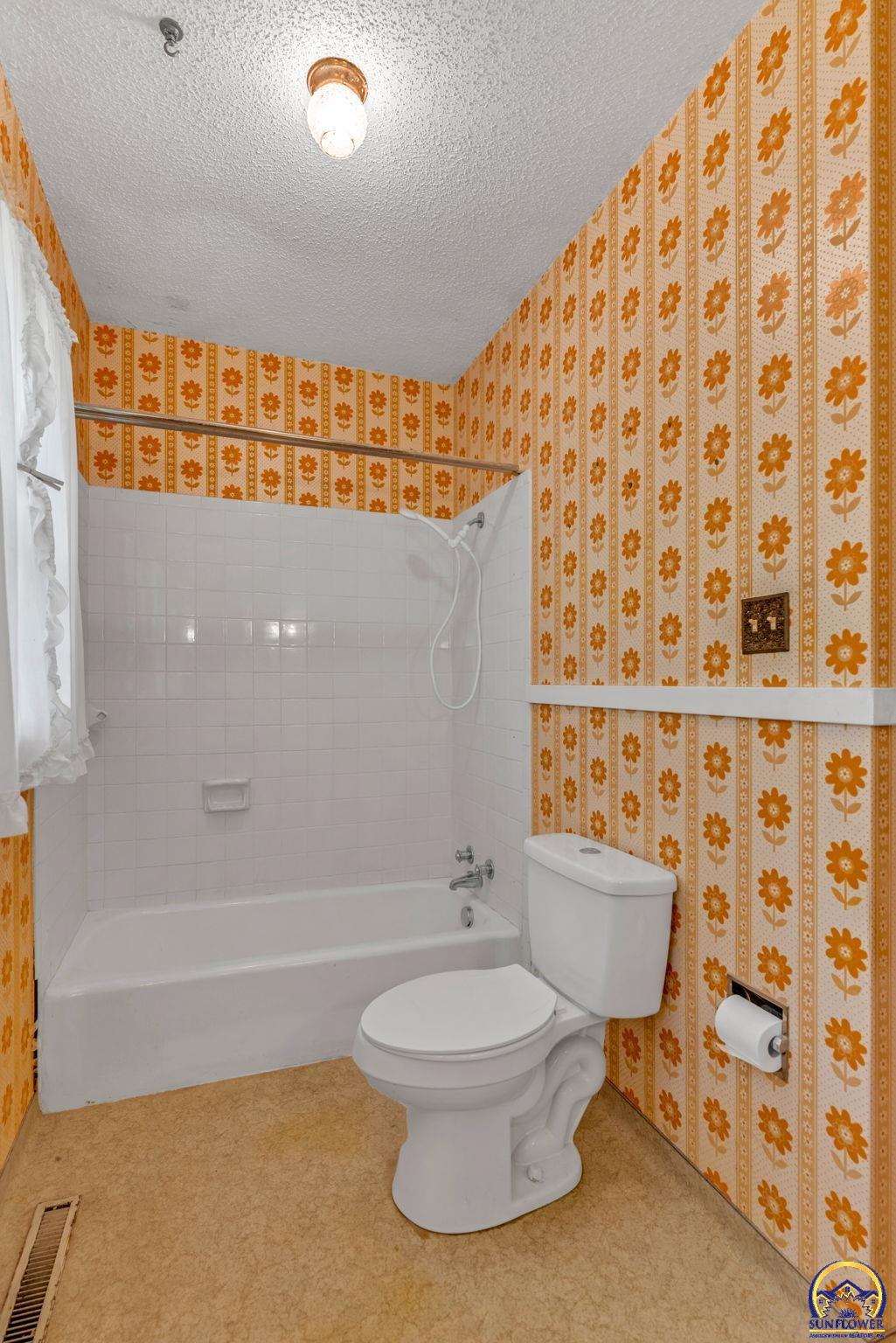 Topeka, Kansas 66614, United States, 3 Bedrooms Bedrooms, ,1 BathroomBathrooms,Residential,Pending,128556