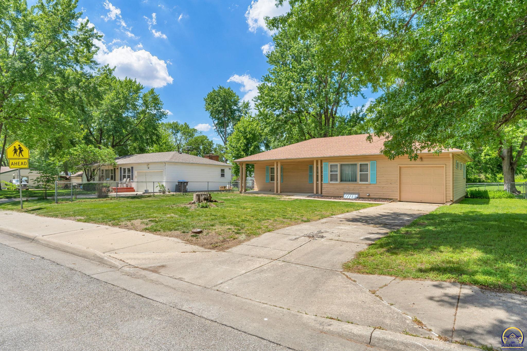 Topeka, Kansas 66614, United States, 3 Bedrooms Bedrooms, ,1 BathroomBathrooms,Residential,Pending,128556