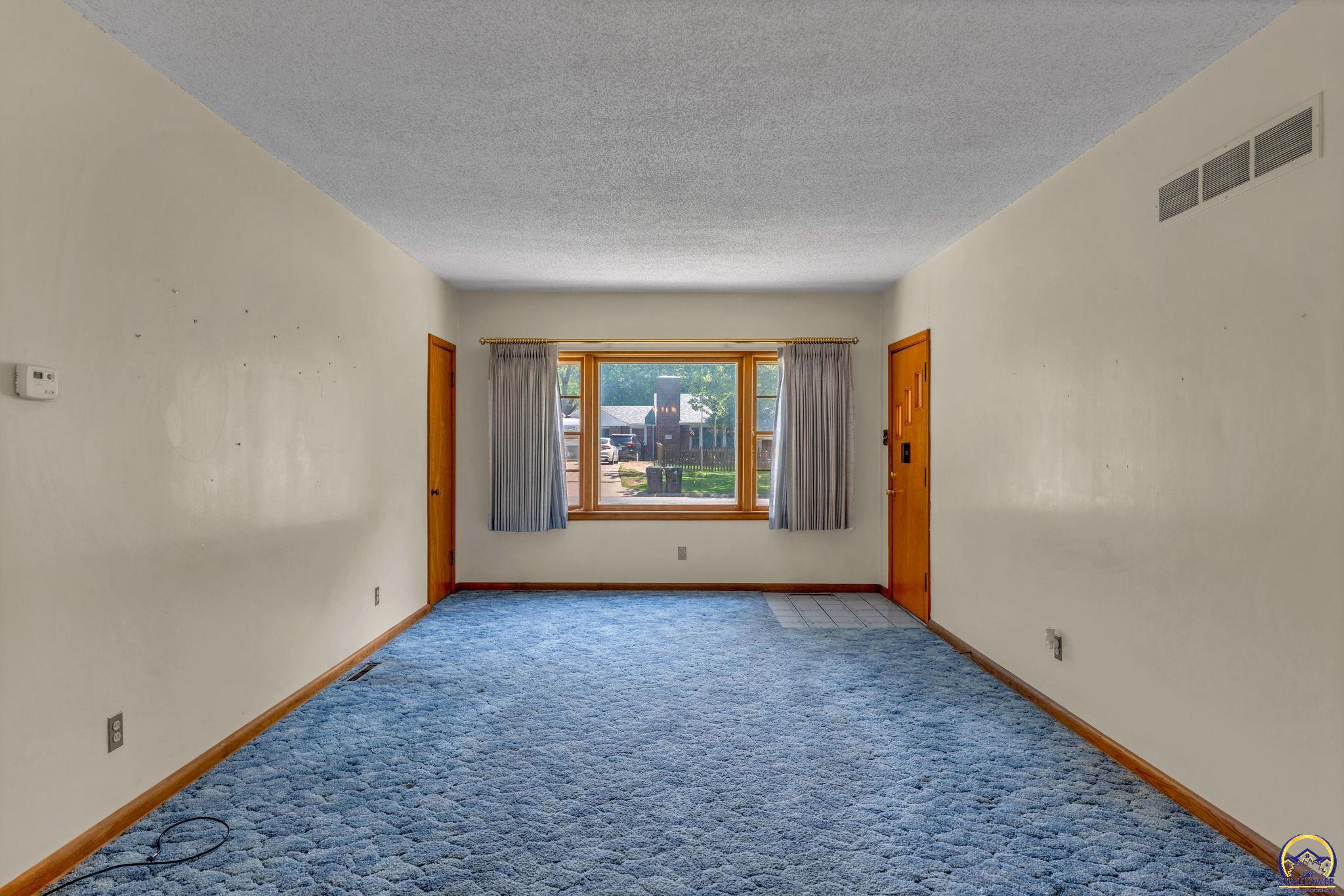 Topeka, Kansas 66614, United States, 3 Bedrooms Bedrooms, ,1 BathroomBathrooms,Residential,Pending,128556