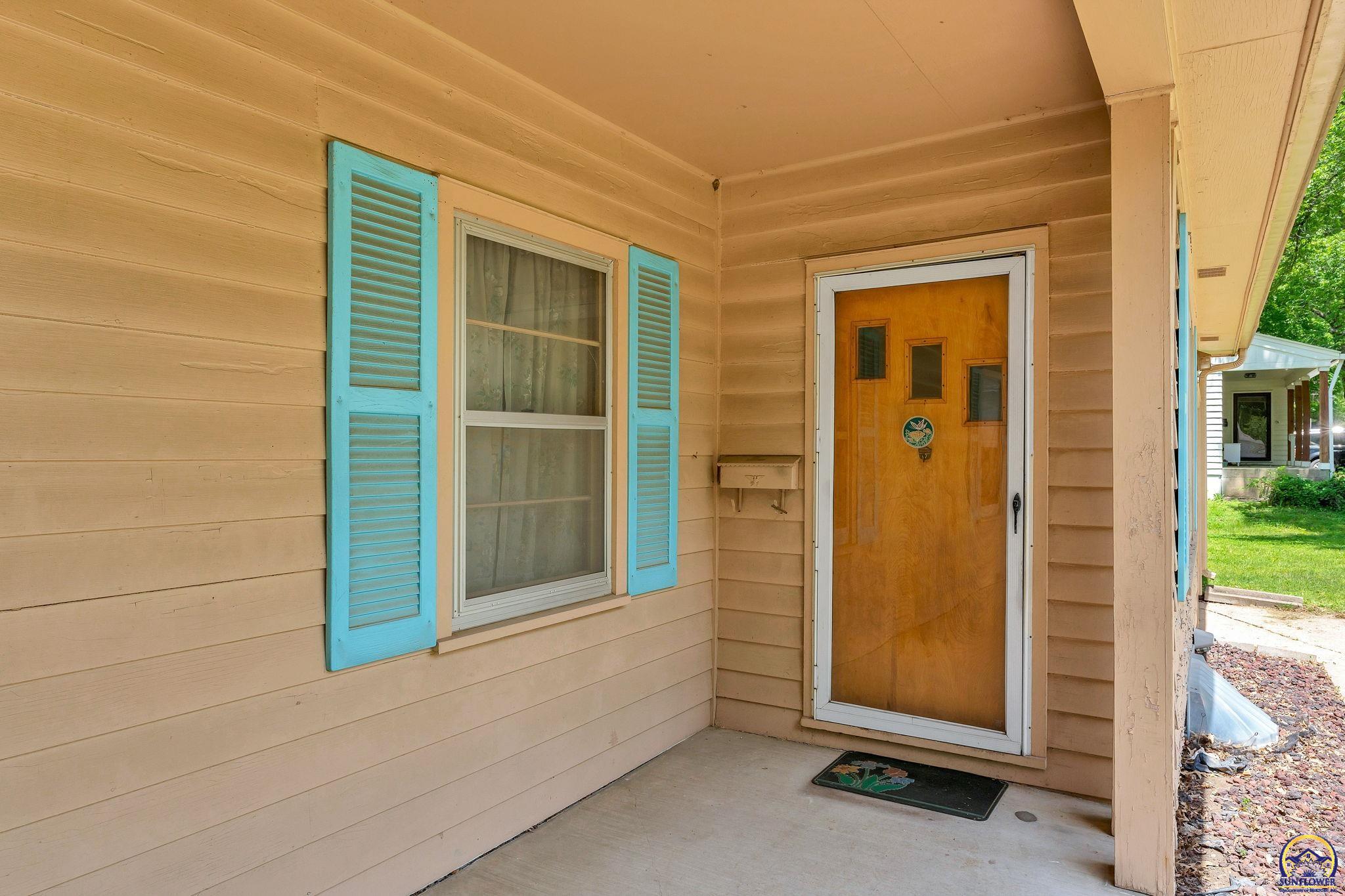 Topeka, Kansas 66614, United States, 3 Bedrooms Bedrooms, ,1 BathroomBathrooms,Residential,Pending,128556