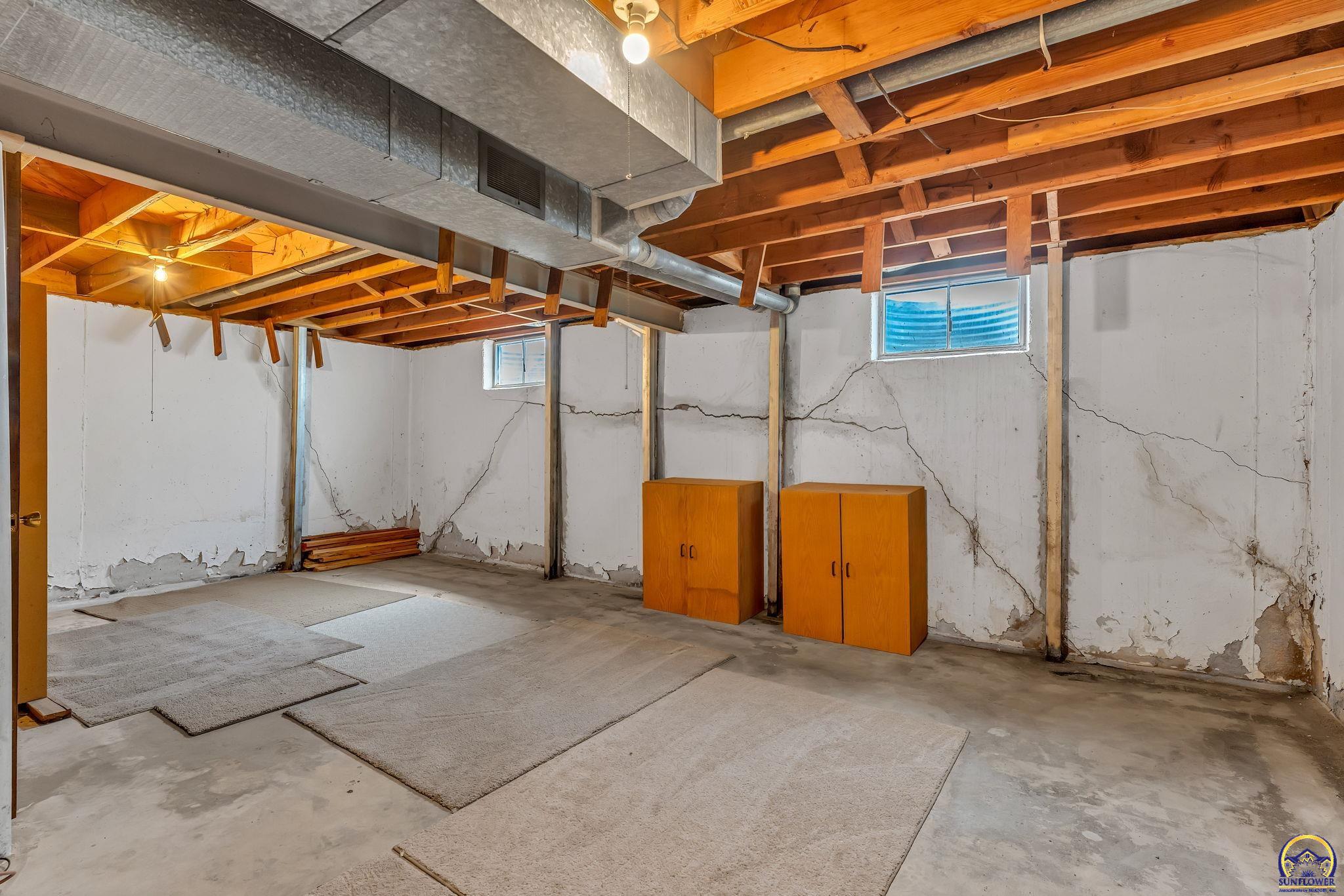 Topeka, Kansas 66614, United States, 3 Bedrooms Bedrooms, ,1 BathroomBathrooms,Residential,Pending,128556