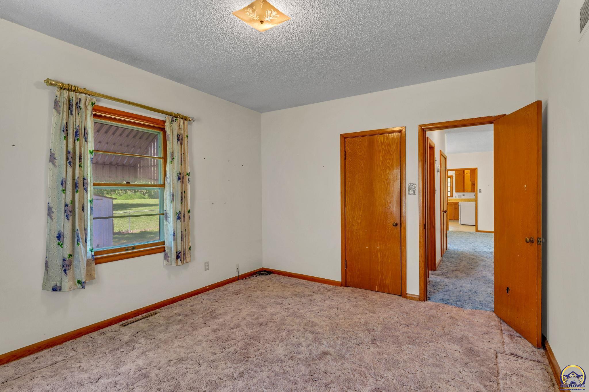 Topeka, Kansas 66614, United States, 3 Bedrooms Bedrooms, ,1 BathroomBathrooms,Residential,Pending,128556