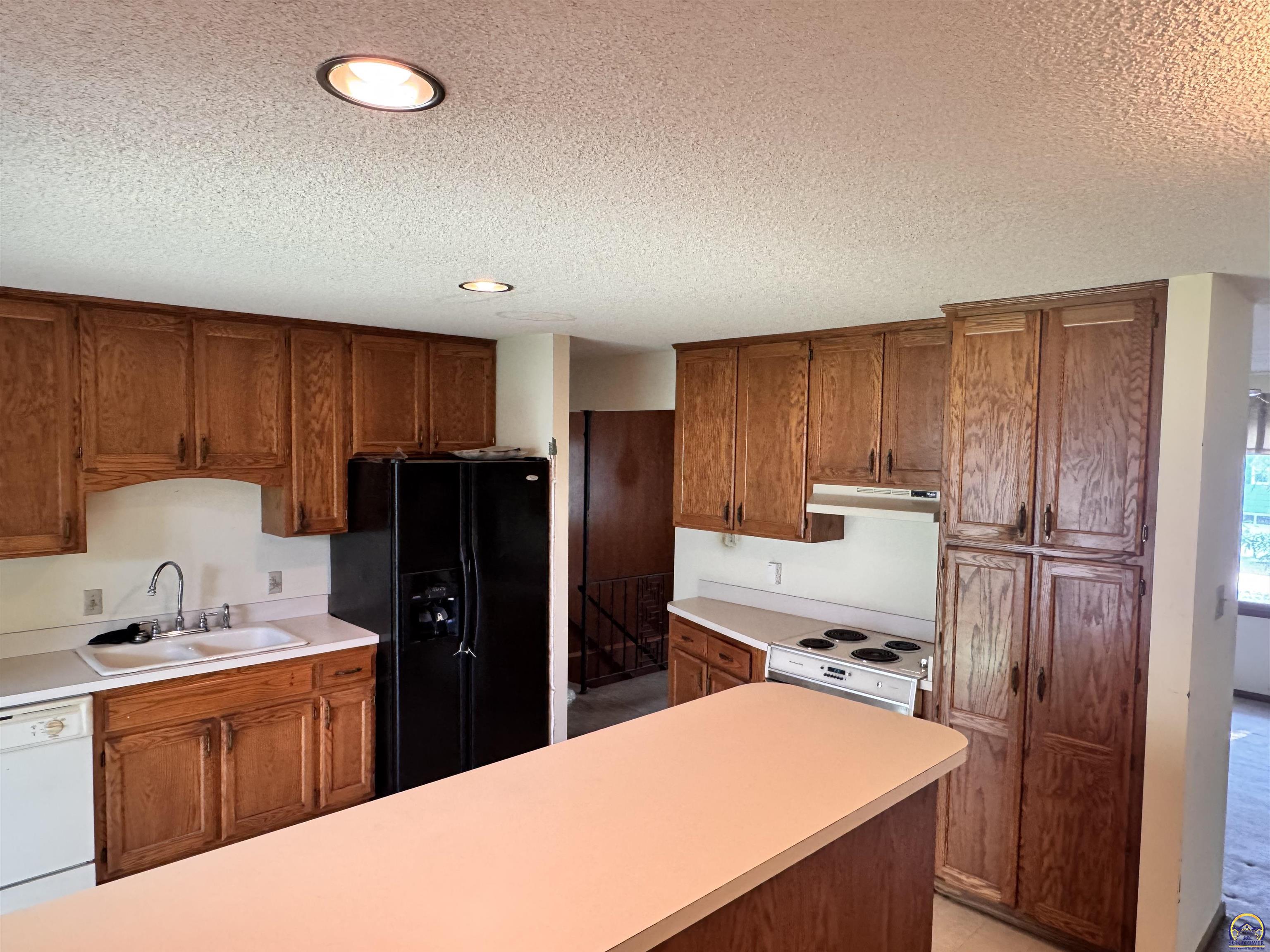 Topeka, Kansas 66614, United States, 3 Bedrooms Bedrooms, ,2 BathroomsBathrooms,Residential,Active,215859