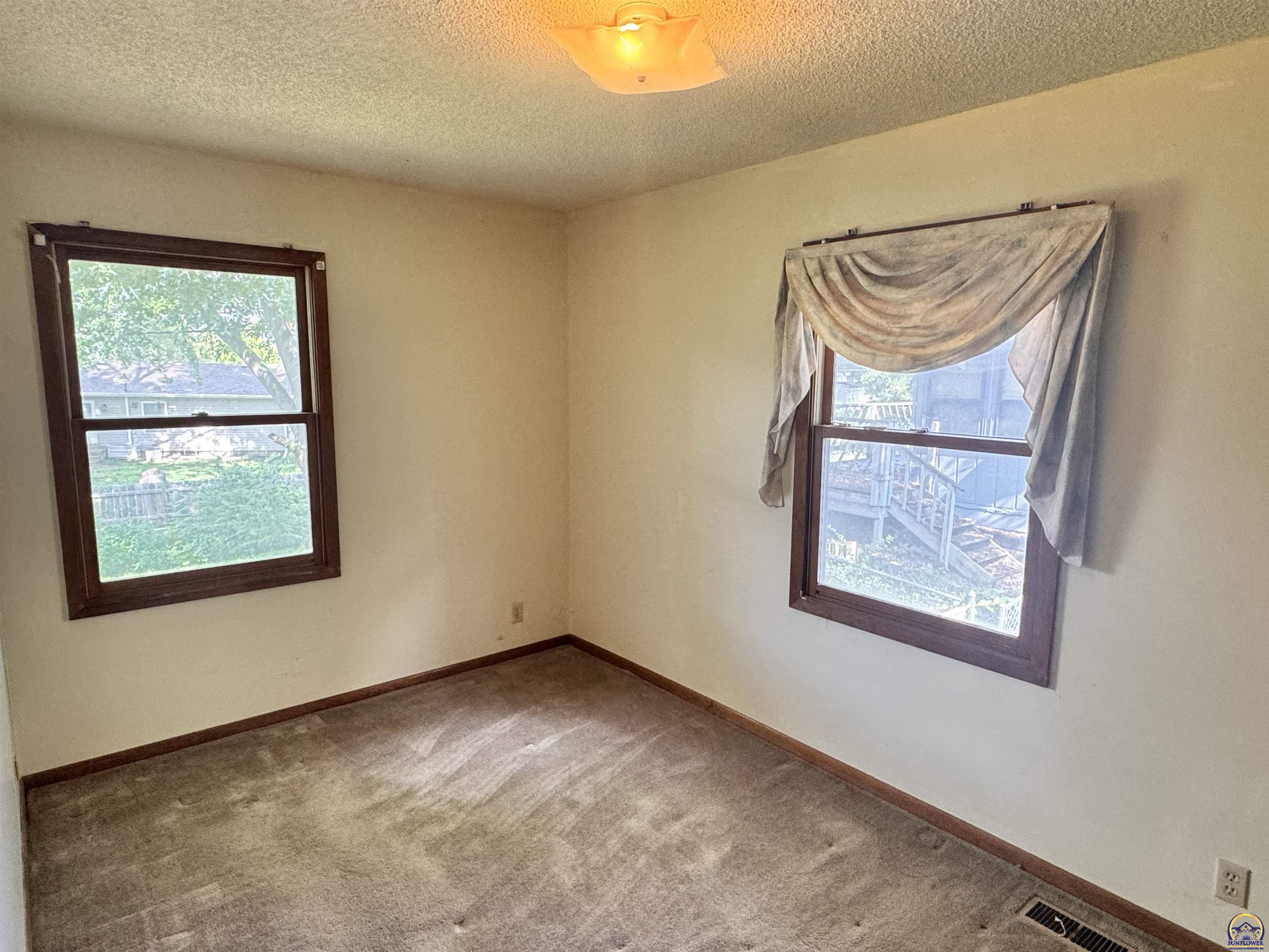 Topeka, Kansas 66614, United States, 3 Bedrooms Bedrooms, ,2 BathroomsBathrooms,Residential,Active,215859