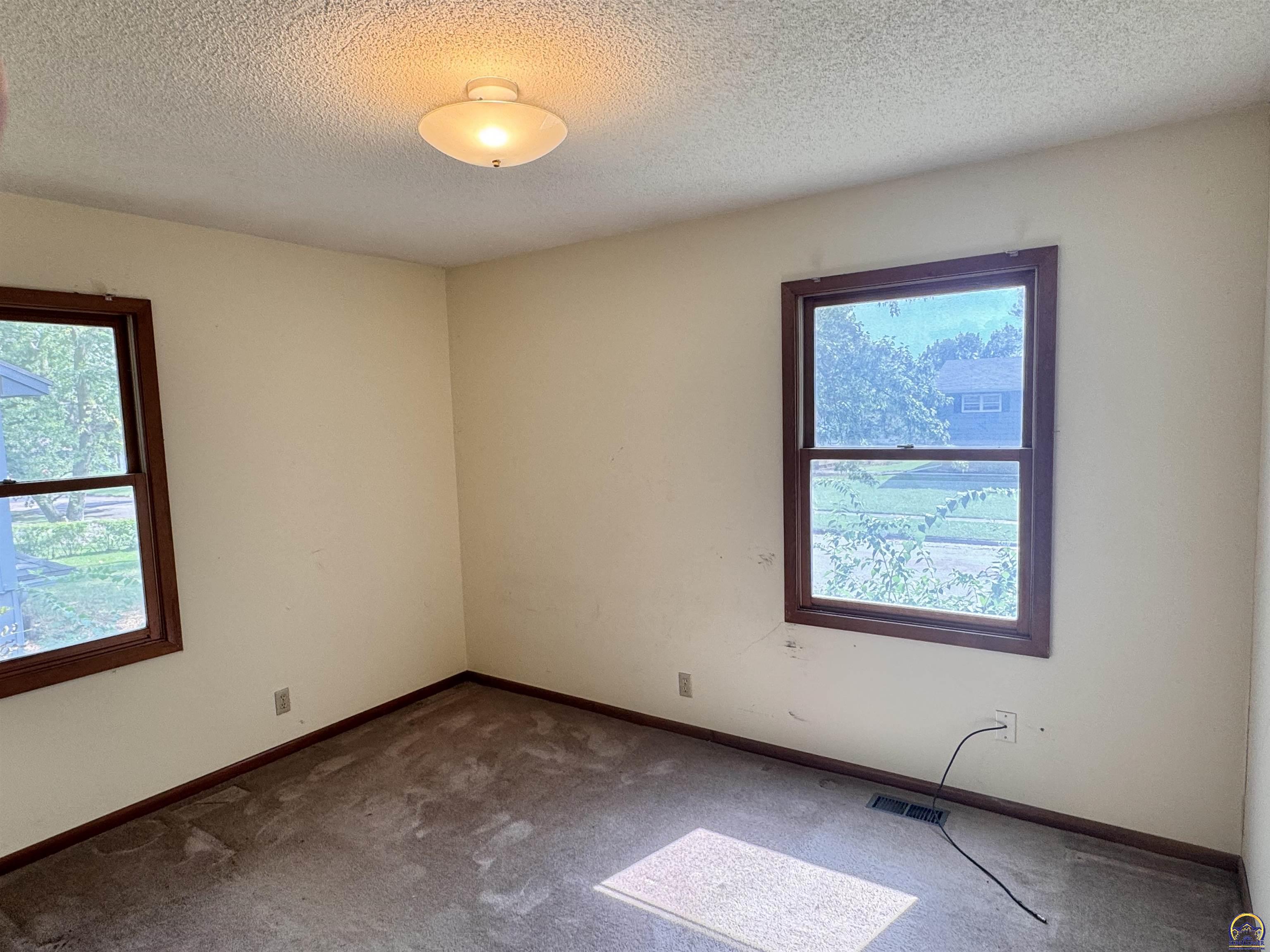 Topeka, Kansas 66614, United States, 3 Bedrooms Bedrooms, ,2 BathroomsBathrooms,Residential,Active,215859